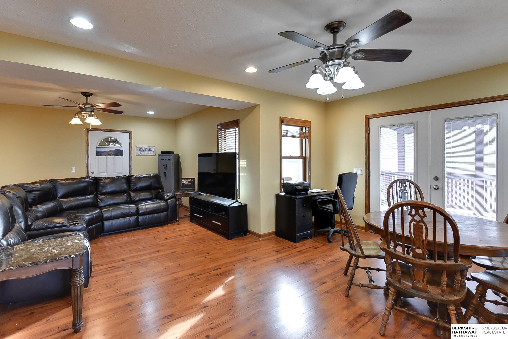 Louisville, Nebraska 68037, United States, 4 Bedrooms Bedrooms, ,4 BathroomsBathrooms,Residential,Pending,12961