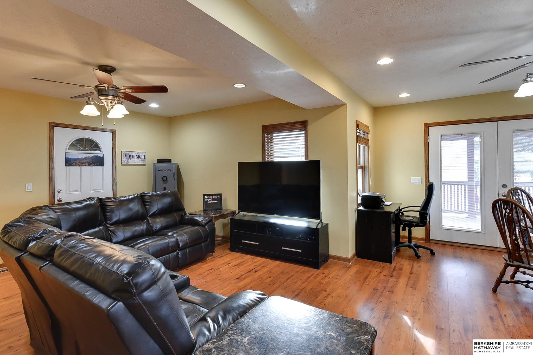 Louisville, Nebraska 68037, United States, 4 Bedrooms Bedrooms, ,4 BathroomsBathrooms,Residential,Pending,12961