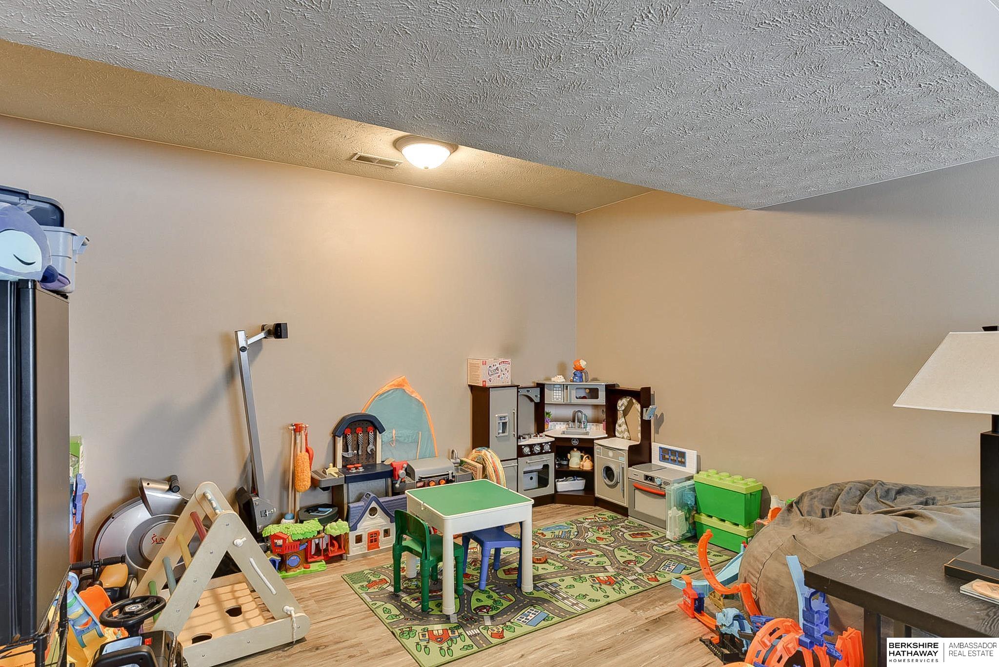 Omaha, Nebraska 68135, United States, 3 Bedrooms Bedrooms, ,2 BathroomsBathrooms,Residential,Active,94878