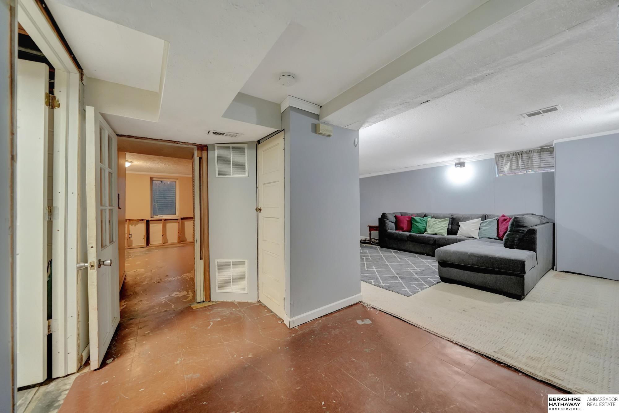 Lincoln, Nebraska 68502, United States, 3 Bedrooms Bedrooms, ,2 BathroomsBathrooms,Residential,Pending,14848