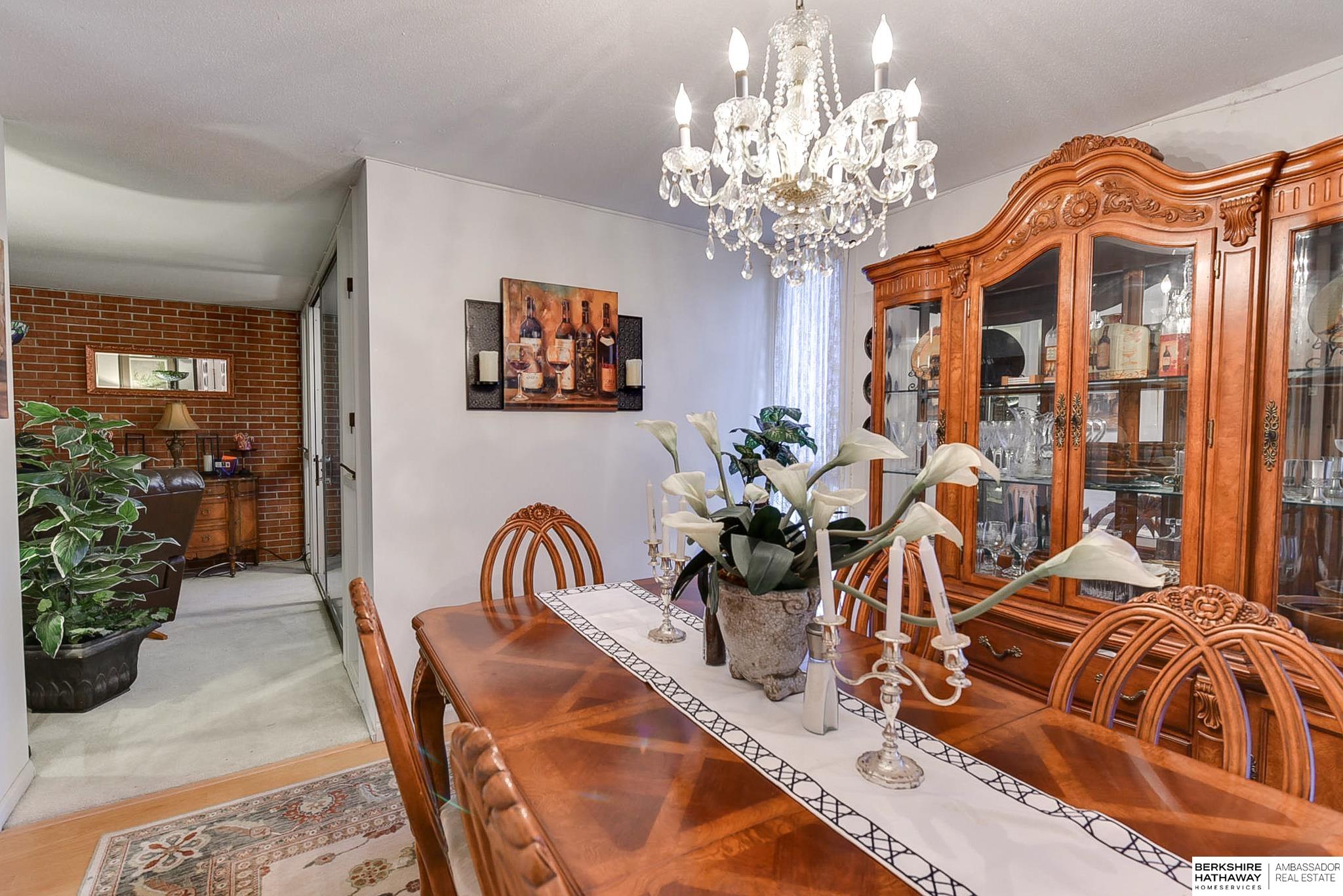 Omaha, Nebraska 68105, United States, 2 Bedrooms Bedrooms, ,2 BathroomsBathrooms,Residential,Pending,31456