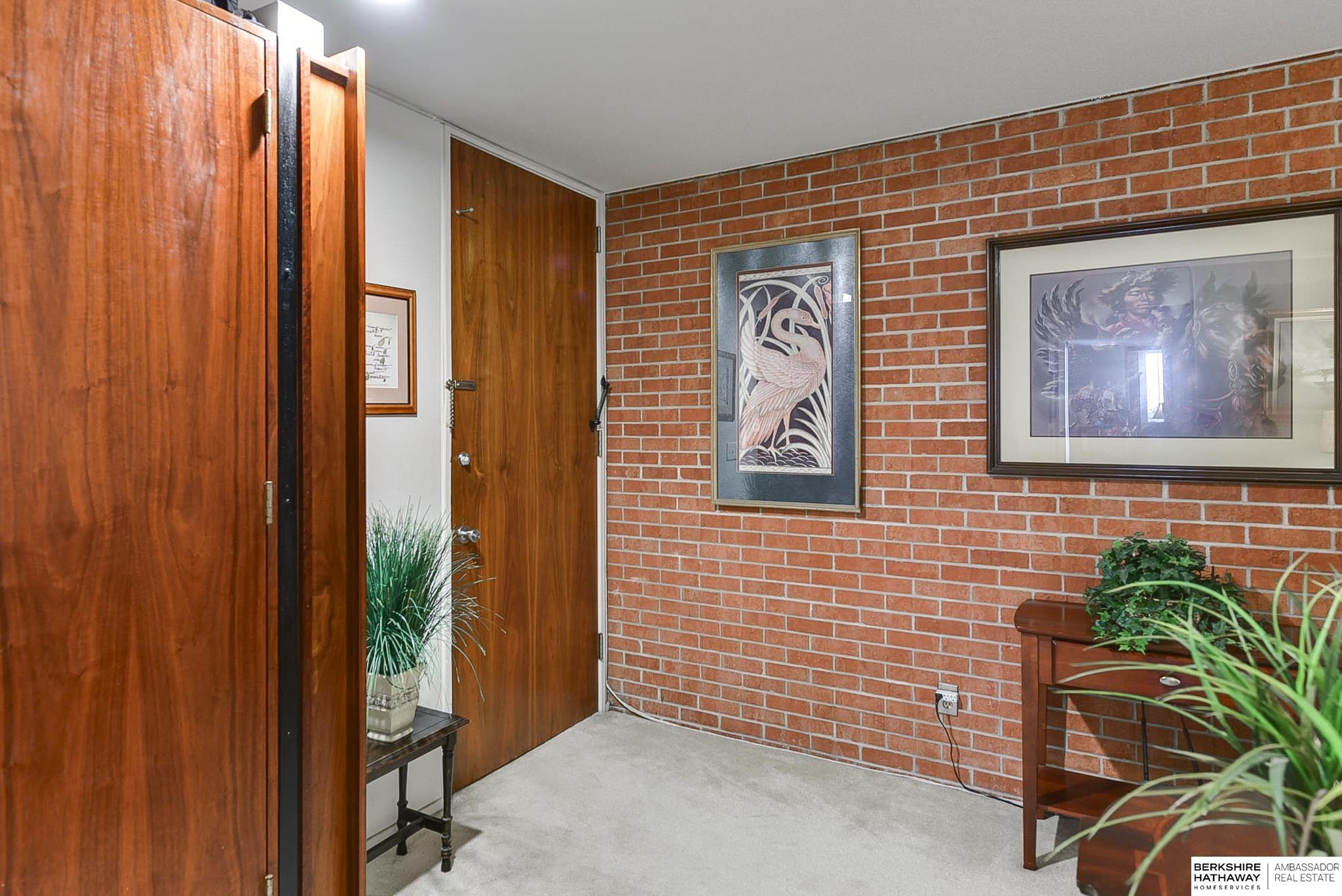 Omaha, Nebraska 68105, United States, 2 Bedrooms Bedrooms, ,2 BathroomsBathrooms,Residential,Pending,31456