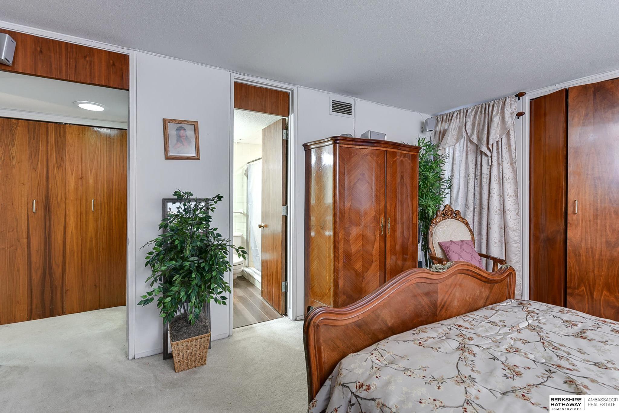 Omaha, Nebraska 68105, United States, 2 Bedrooms Bedrooms, ,2 BathroomsBathrooms,Residential,Pending,31456