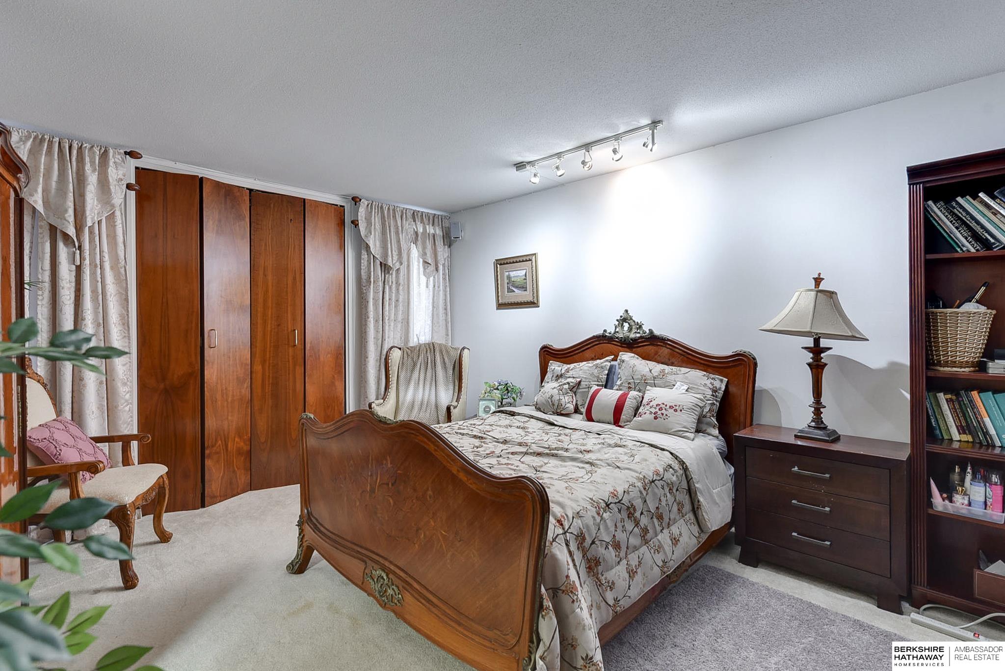 Omaha, Nebraska 68105, United States, 2 Bedrooms Bedrooms, ,2 BathroomsBathrooms,Residential,Pending,31456