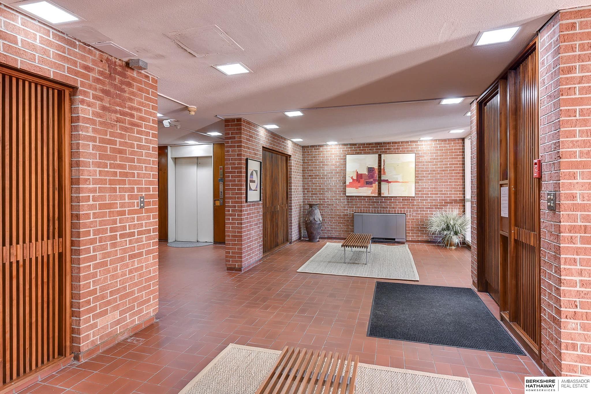 Omaha, Nebraska 68105, United States, 2 Bedrooms Bedrooms, ,2 BathroomsBathrooms,Residential,Pending,31456