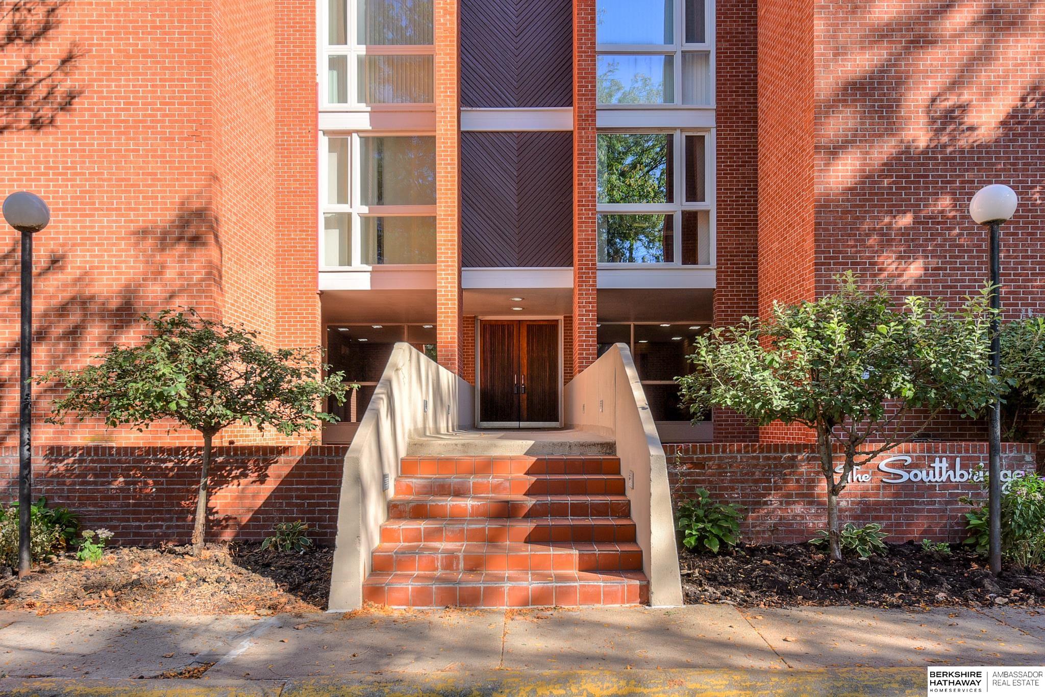 Omaha, Nebraska 68105, United States, 2 Bedrooms Bedrooms, ,2 BathroomsBathrooms,Residential,Pending,31456