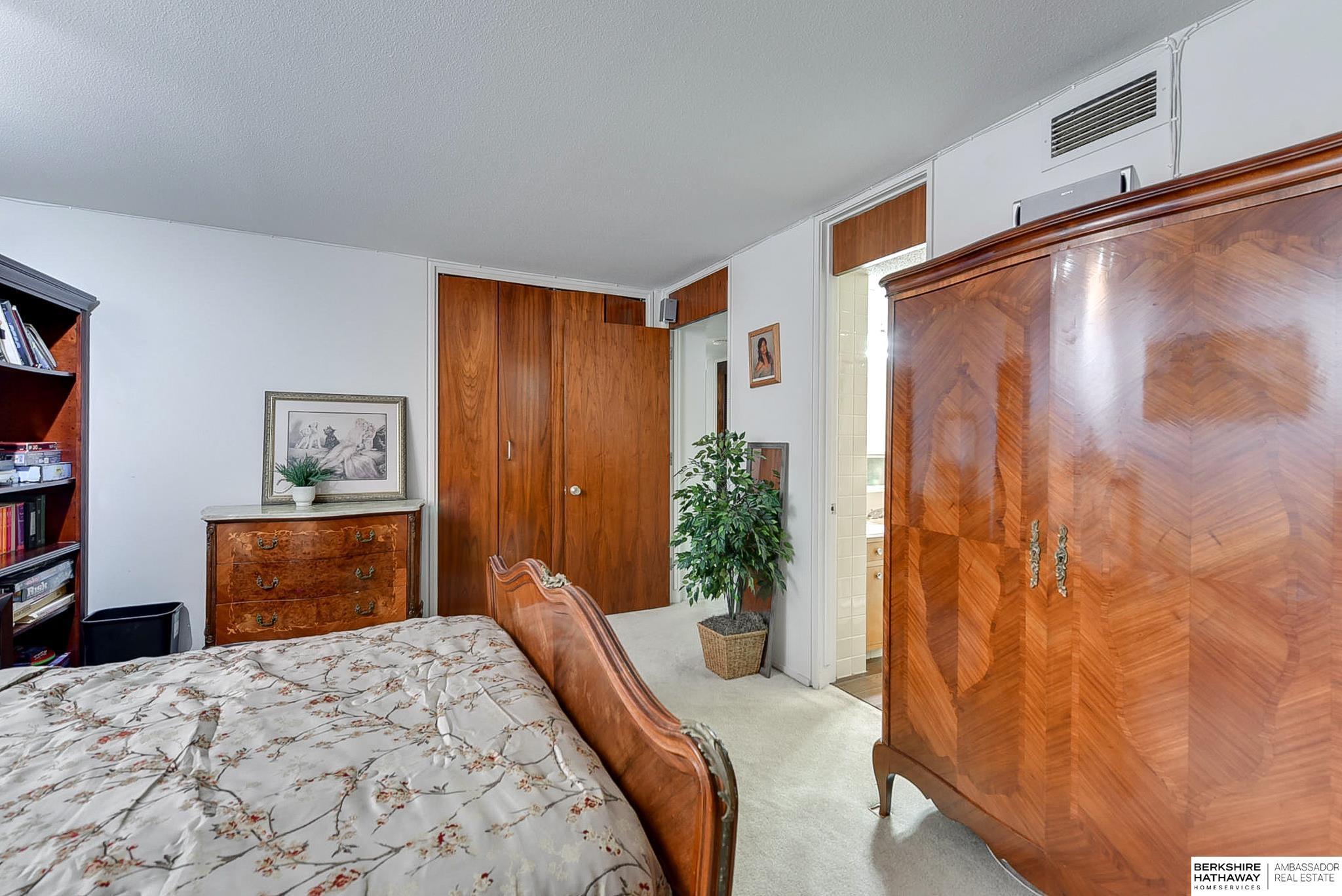 Omaha, Nebraska 68105, United States, 2 Bedrooms Bedrooms, ,2 BathroomsBathrooms,Residential,Pending,31456