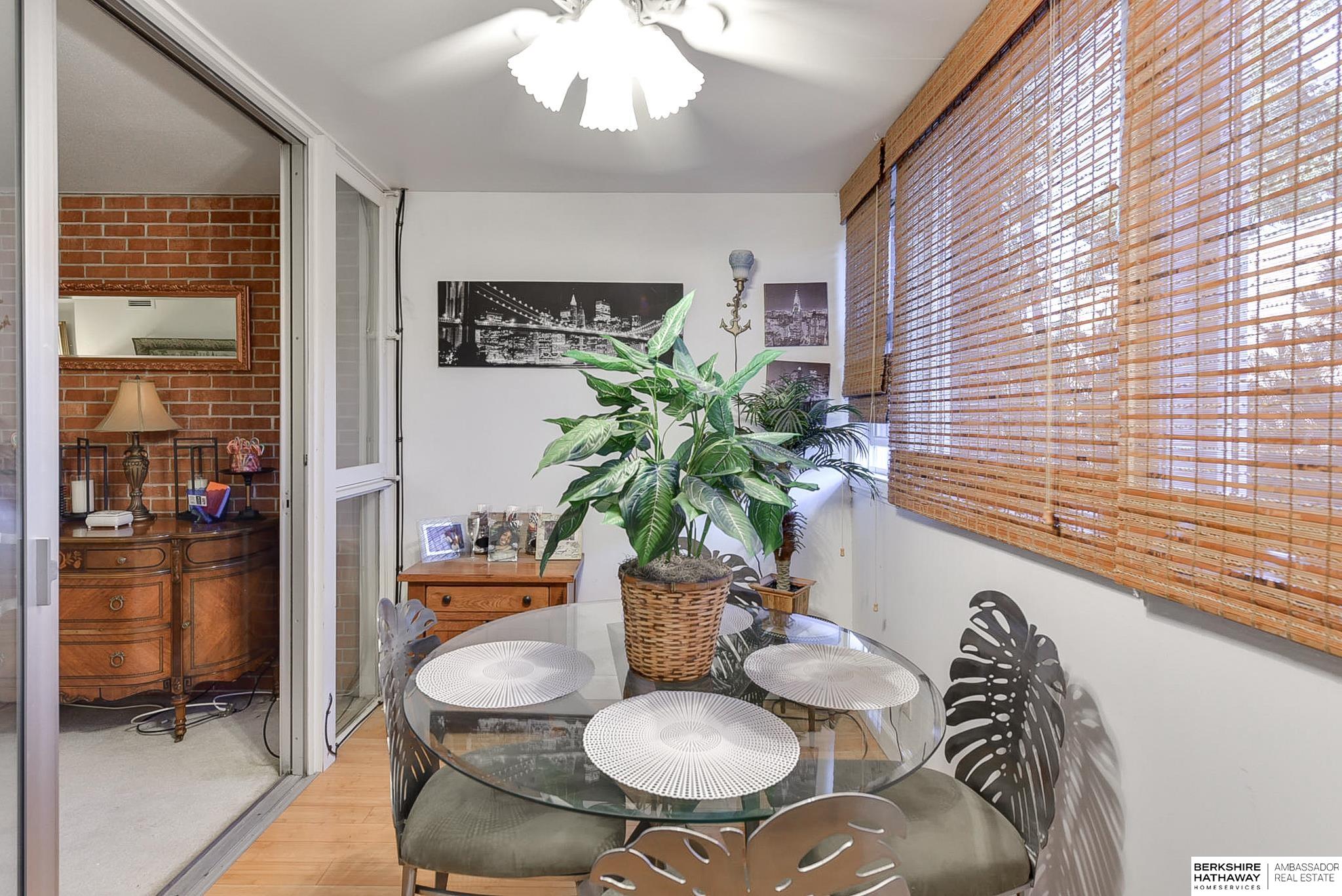 Omaha, Nebraska 68105, United States, 2 Bedrooms Bedrooms, ,2 BathroomsBathrooms,Residential,Pending,31456