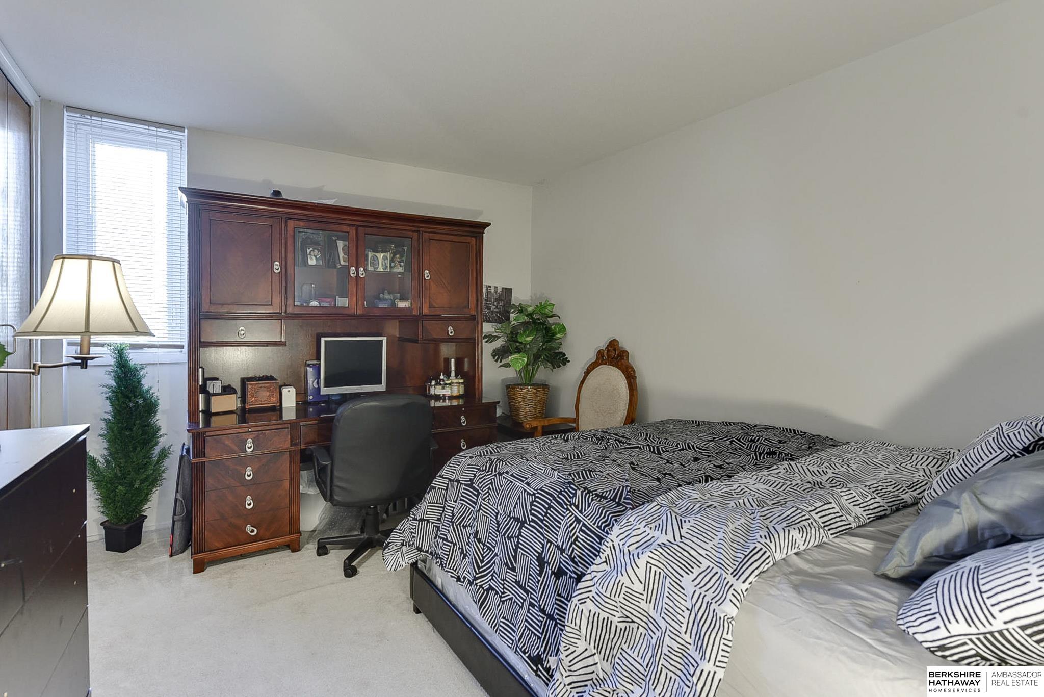 Omaha, Nebraska 68105, United States, 2 Bedrooms Bedrooms, ,2 BathroomsBathrooms,Residential,Pending,31456