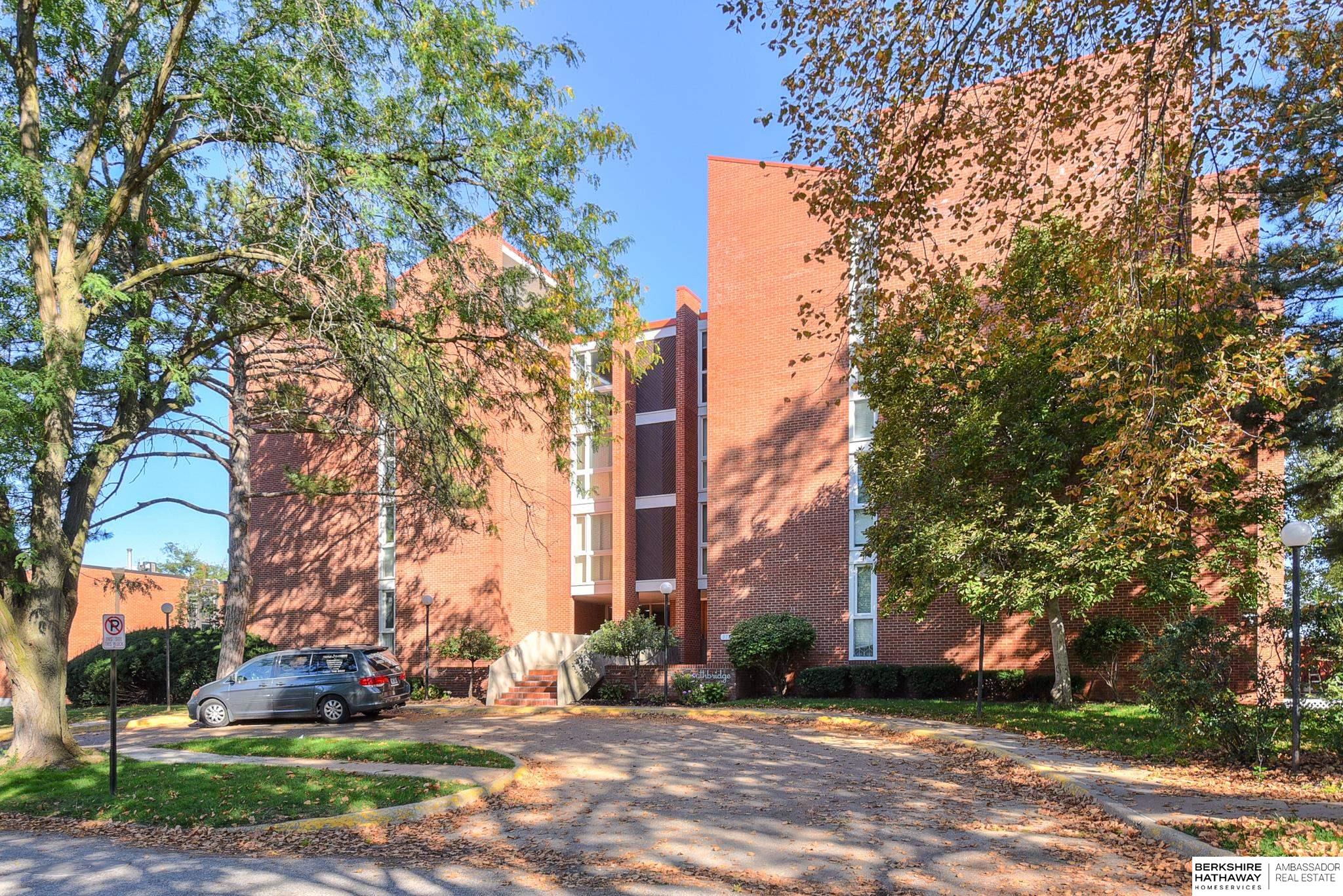 Omaha, Nebraska 68105, United States, 2 Bedrooms Bedrooms, ,2 BathroomsBathrooms,Residential,Pending,31456