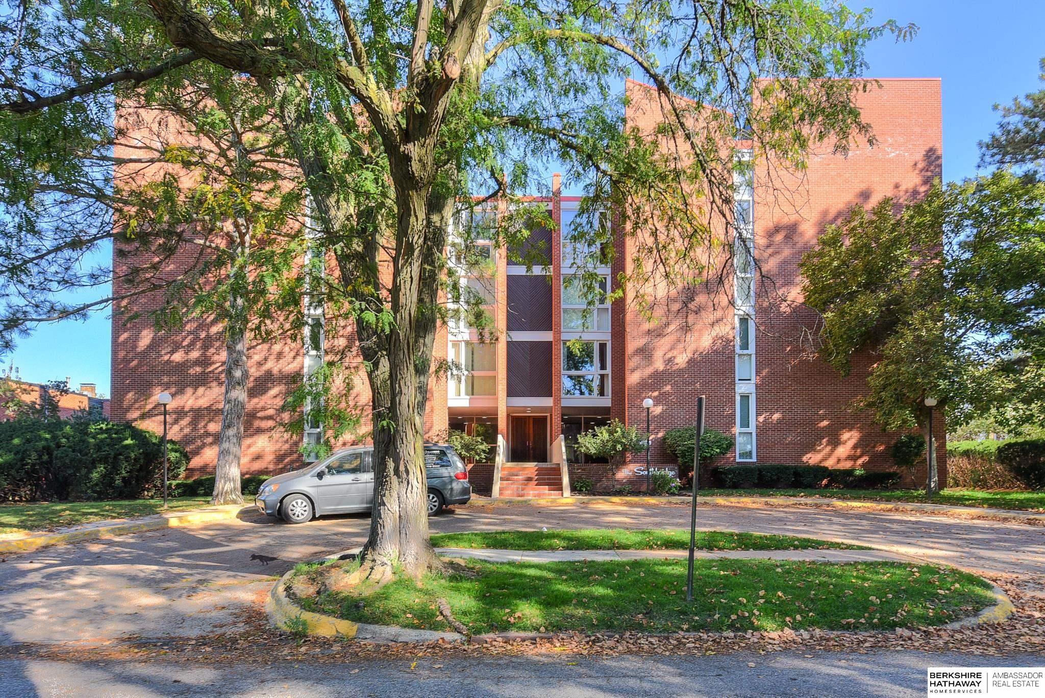 Omaha, Nebraska 68105, United States, 2 Bedrooms Bedrooms, ,2 BathroomsBathrooms,Residential,Pending,31456