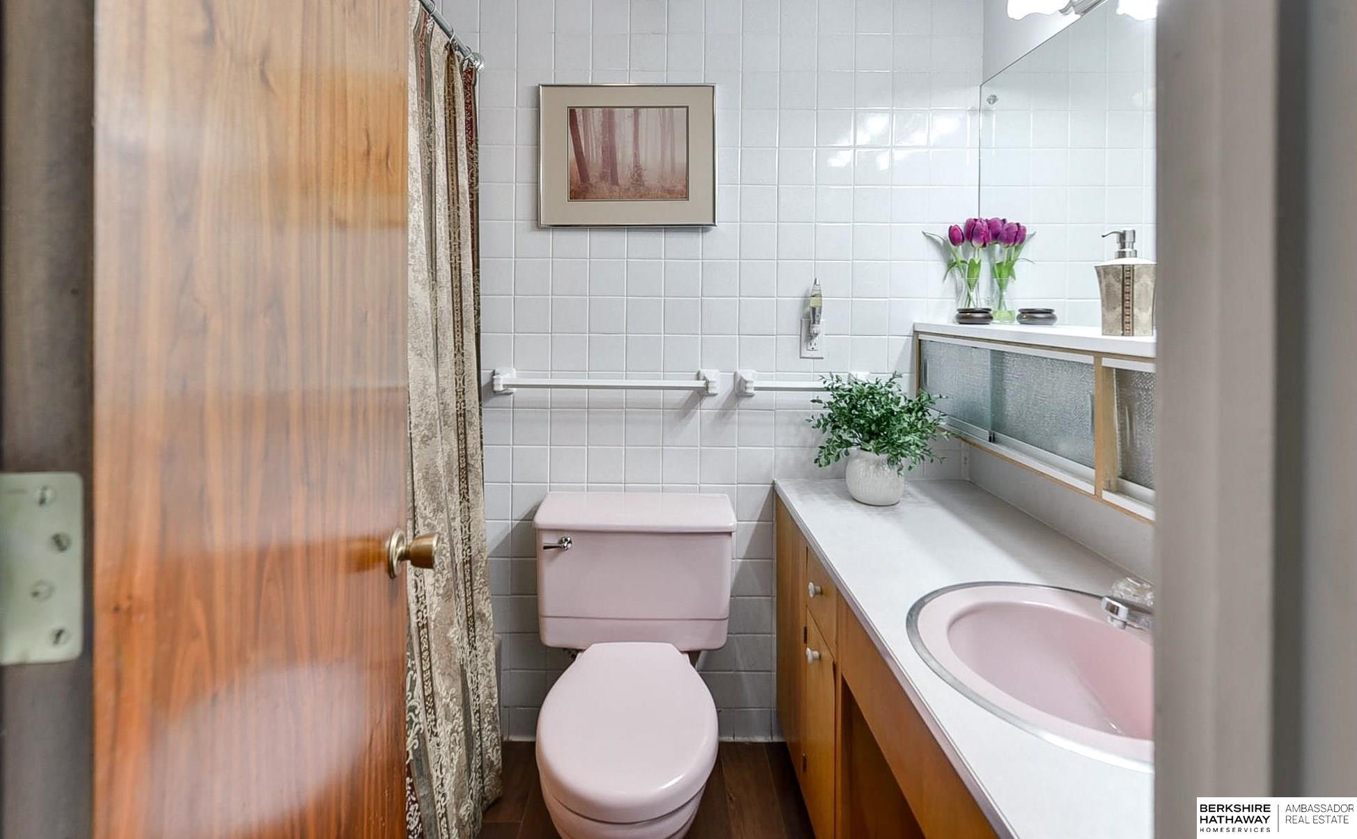 Omaha, Nebraska 68105, United States, 2 Bedrooms Bedrooms, ,2 BathroomsBathrooms,Residential,Pending,31456