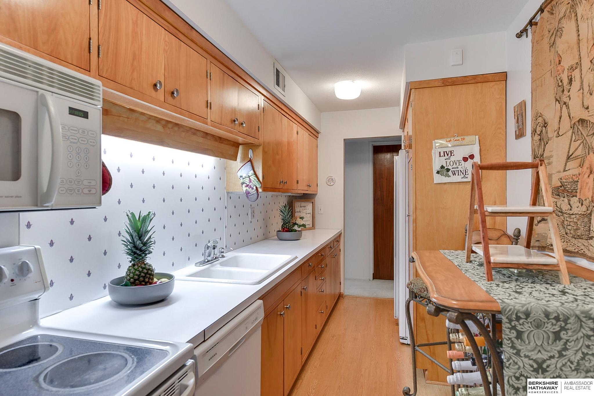 Omaha, Nebraska 68105, United States, 2 Bedrooms Bedrooms, ,2 BathroomsBathrooms,Residential,Pending,31456