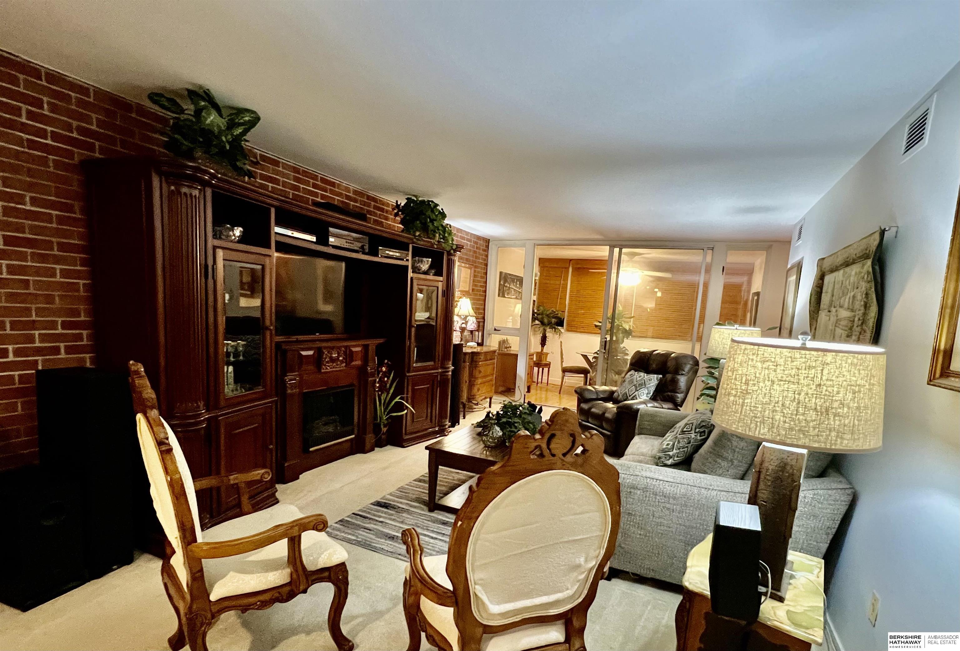 Omaha, Nebraska 68105, United States, 2 Bedrooms Bedrooms, ,2 BathroomsBathrooms,Residential,Pending,31456