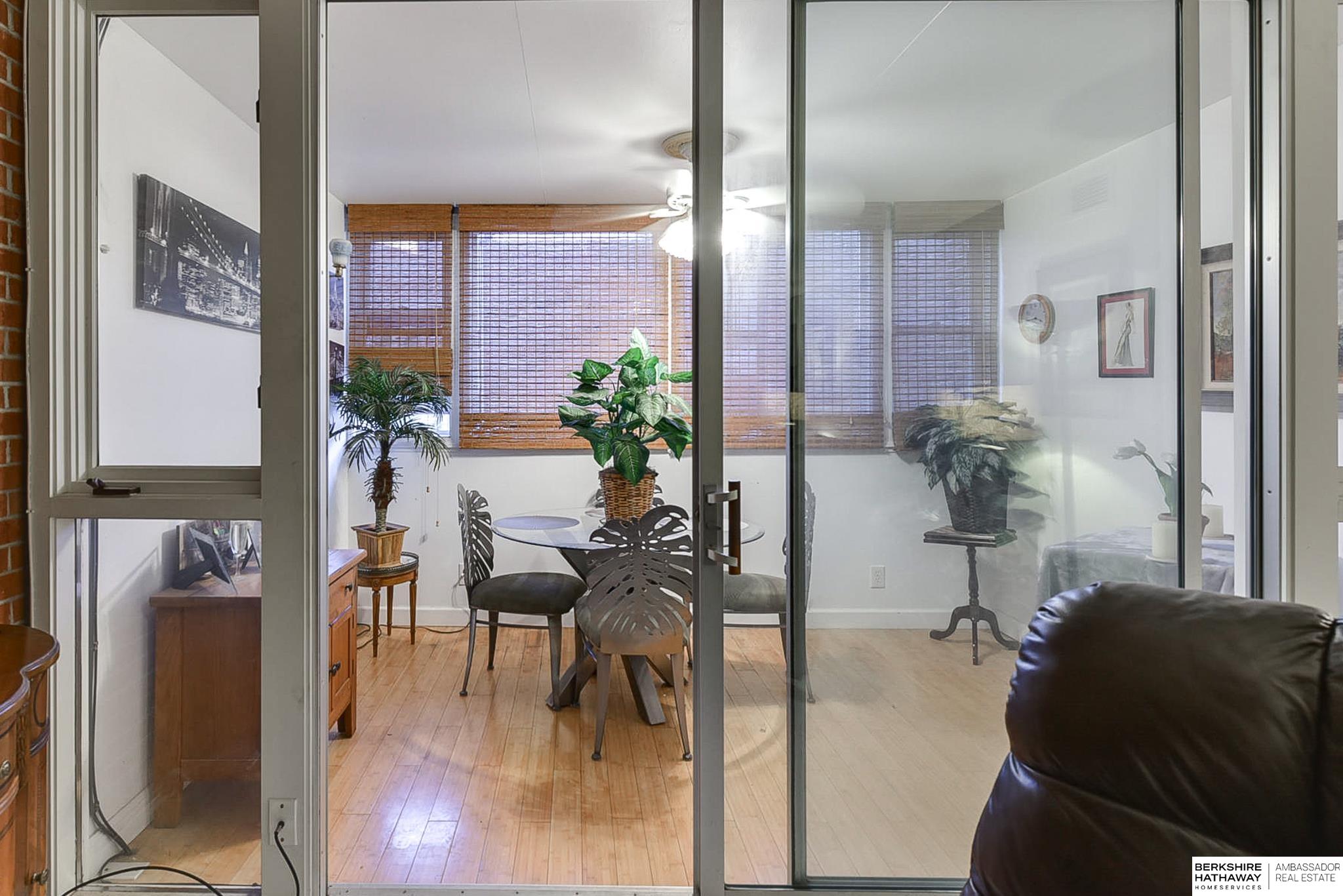 Omaha, Nebraska 68105, United States, 2 Bedrooms Bedrooms, ,2 BathroomsBathrooms,Residential,Pending,31456