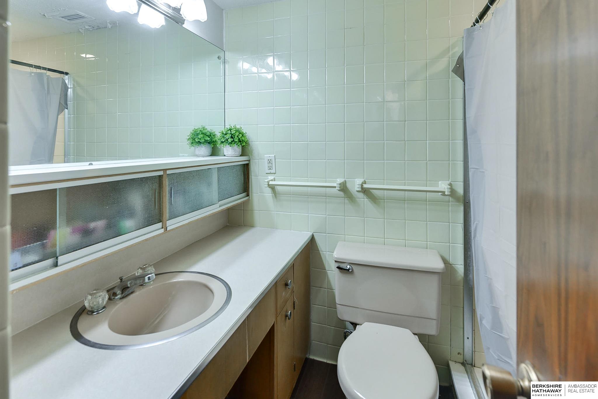 Omaha, Nebraska 68105, United States, 2 Bedrooms Bedrooms, ,2 BathroomsBathrooms,Residential,Pending,31456