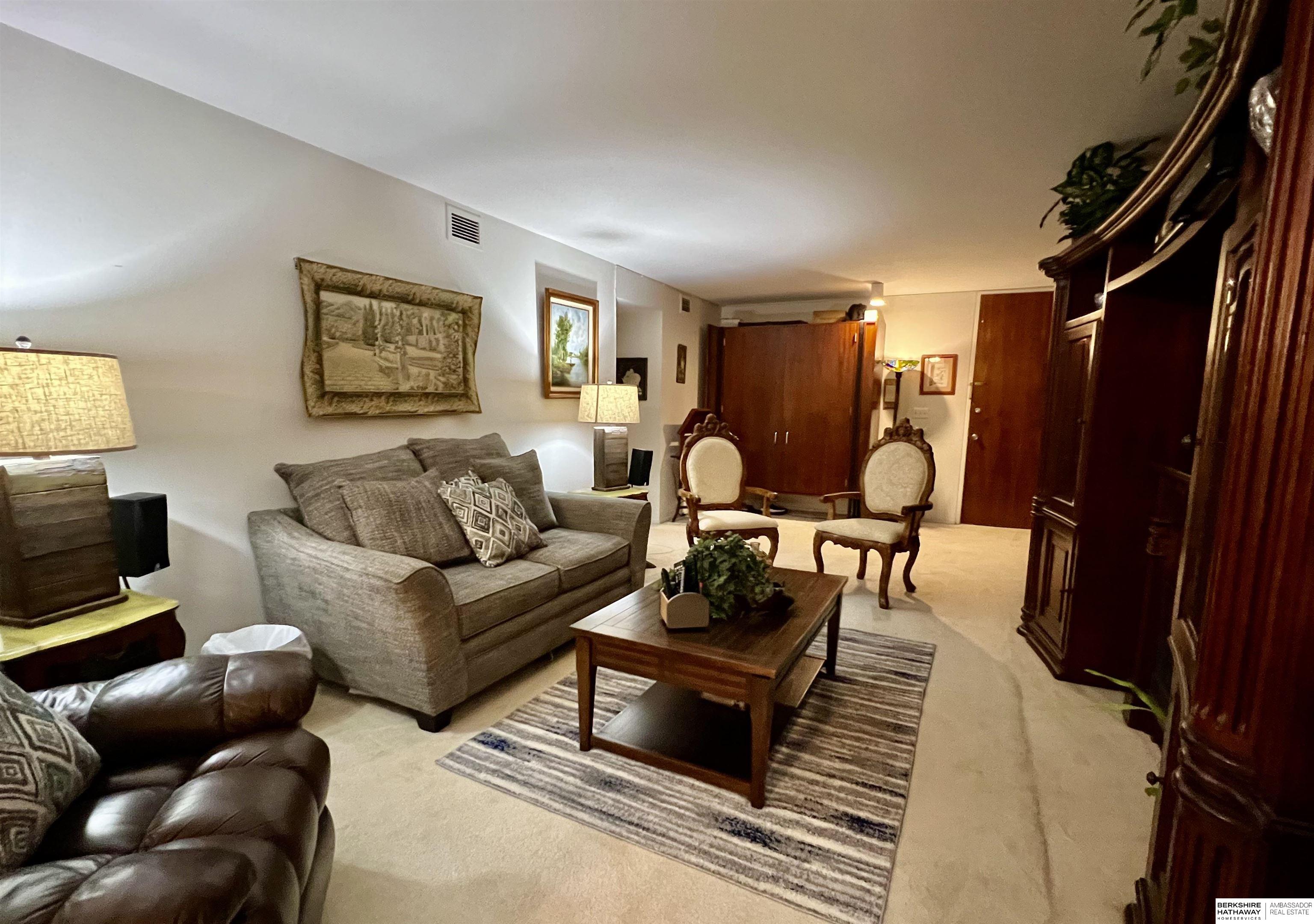 Omaha, Nebraska 68105, United States, 2 Bedrooms Bedrooms, ,2 BathroomsBathrooms,Residential,Pending,31456