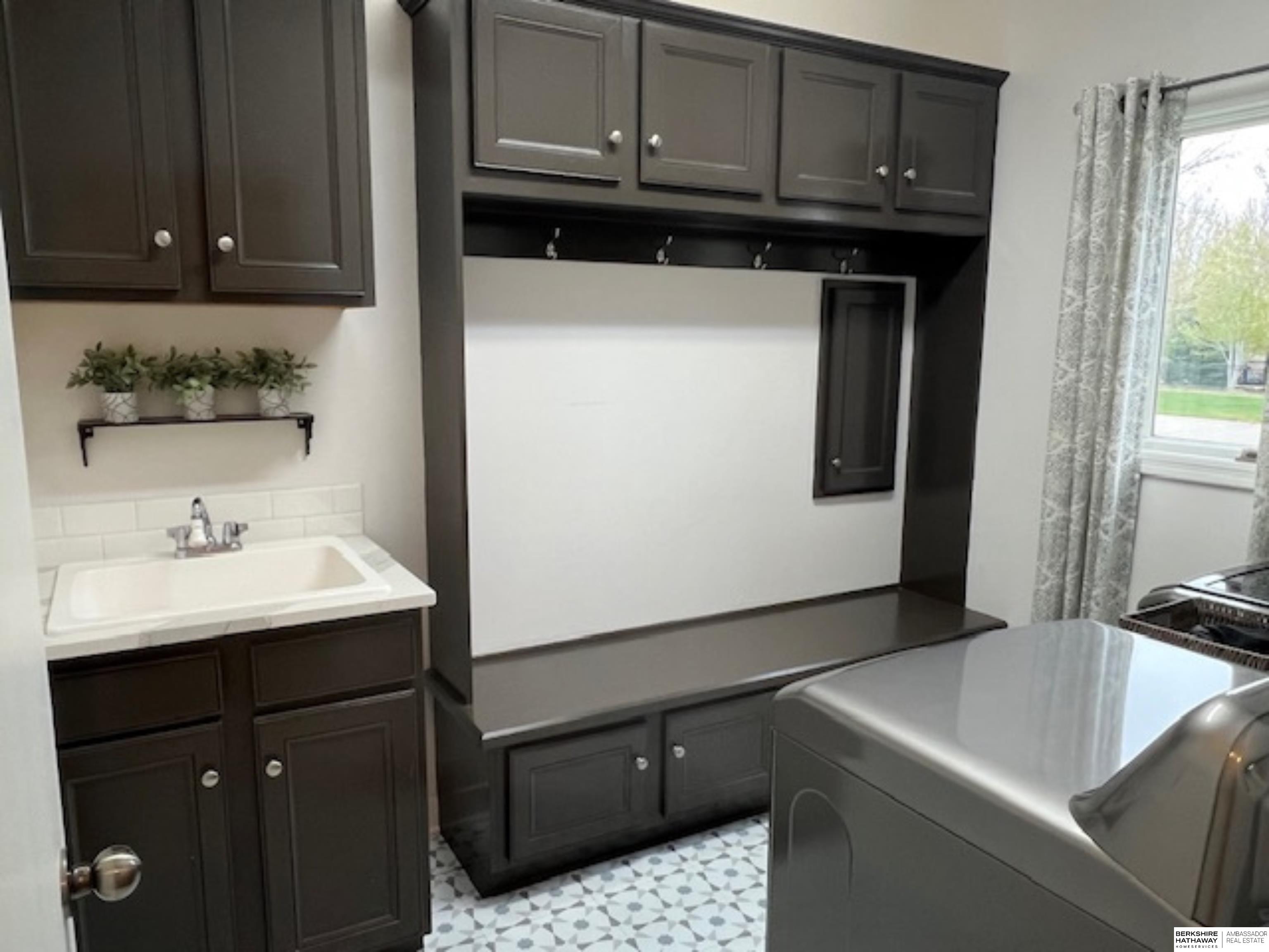 Omaha, Nebraska 68130, United States, 4 Bedrooms Bedrooms, ,3 BathroomsBathrooms,Residential,Pending,118541