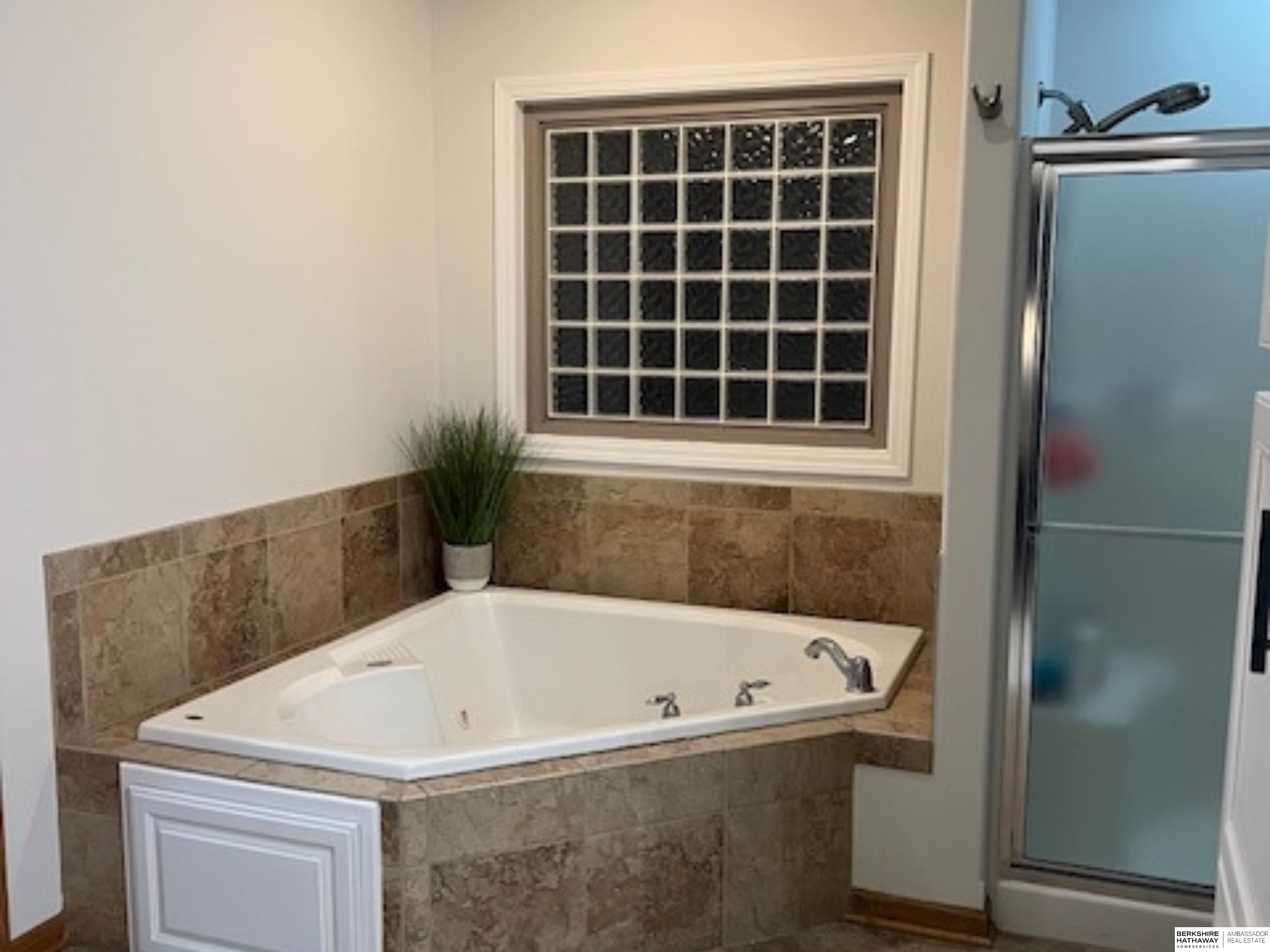 Omaha, Nebraska 68130, United States, 4 Bedrooms Bedrooms, ,3 BathroomsBathrooms,Residential,Pending,118541