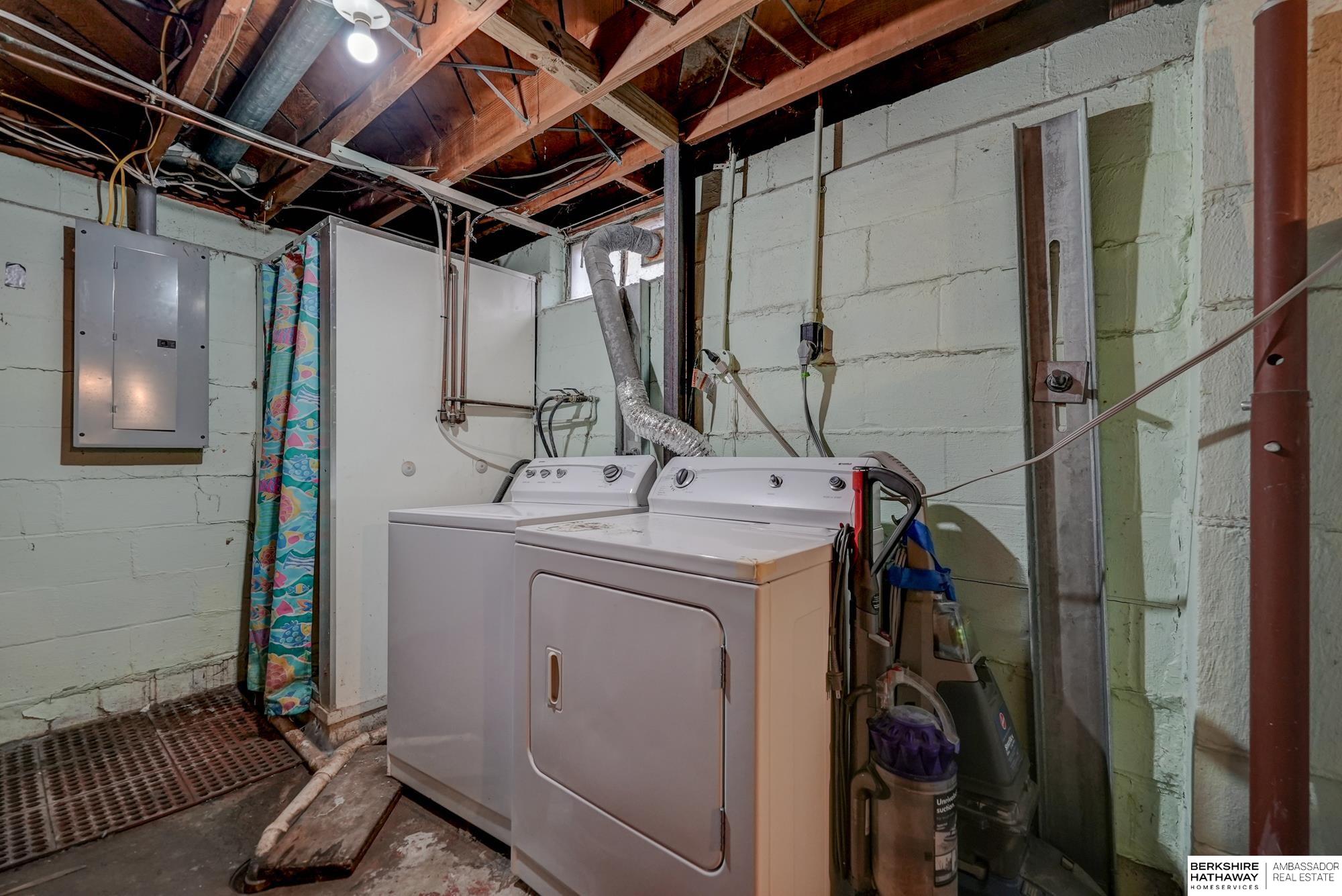 Lincoln, Nebraska 68506, United States, 3 Bedrooms Bedrooms, ,2 BathroomsBathrooms,Residential,Pending,82961