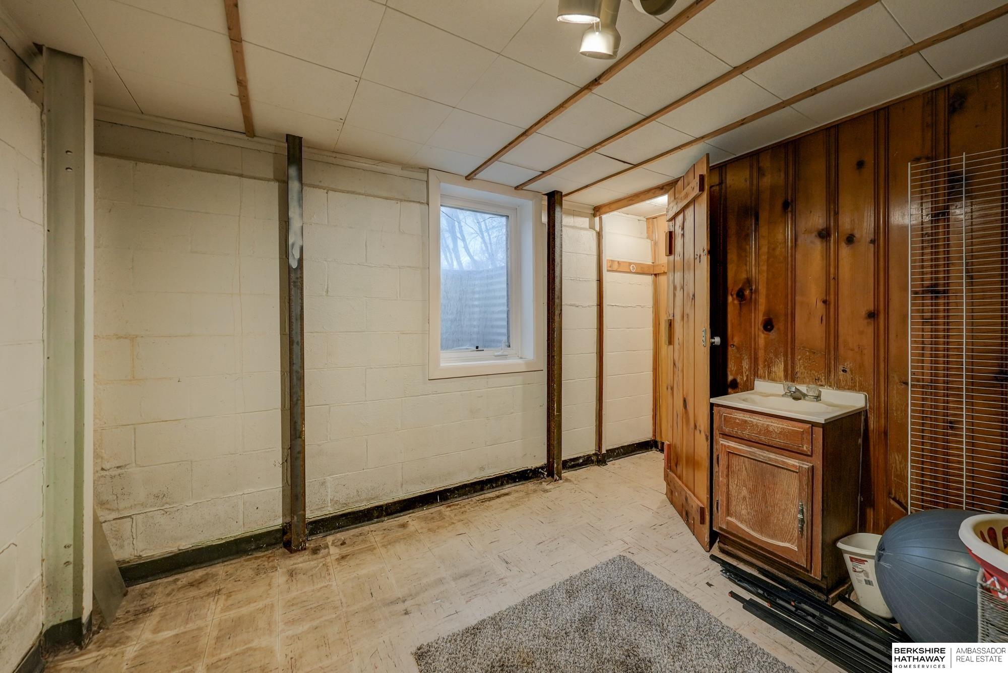 Lincoln, Nebraska 68506, United States, 3 Bedrooms Bedrooms, ,2 BathroomsBathrooms,Residential,Pending,82961