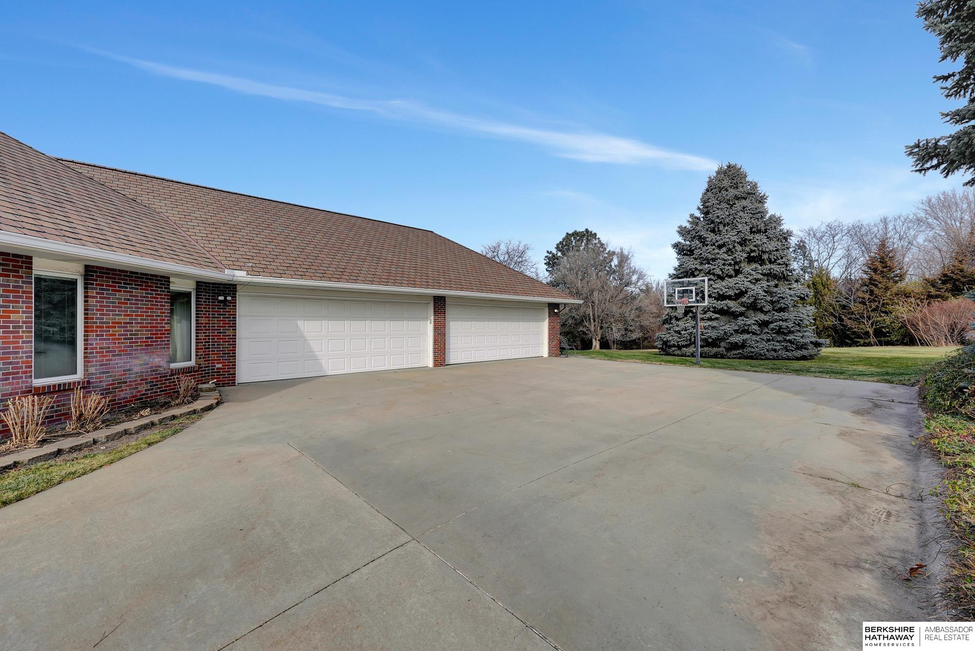 Lincoln, Nebraska 68516, United States, 5 Bedrooms Bedrooms, ,7 BathroomsBathrooms,Residential,Active,26451