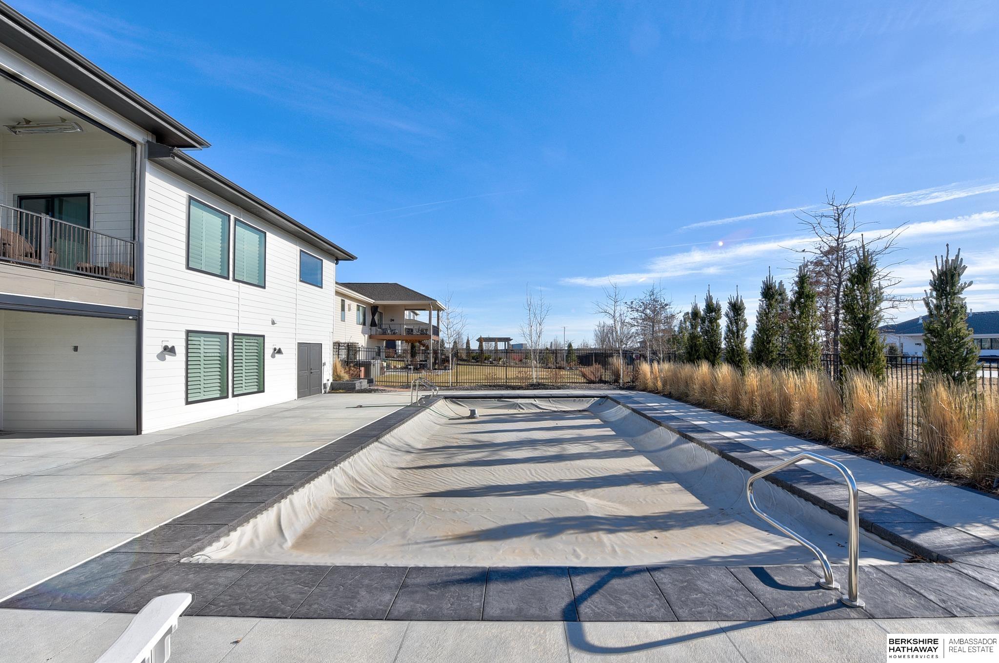 Omaha, Nebraska 68022, United States, 5 Bedrooms Bedrooms, ,4 BathroomsBathrooms,Residential,Pending,694