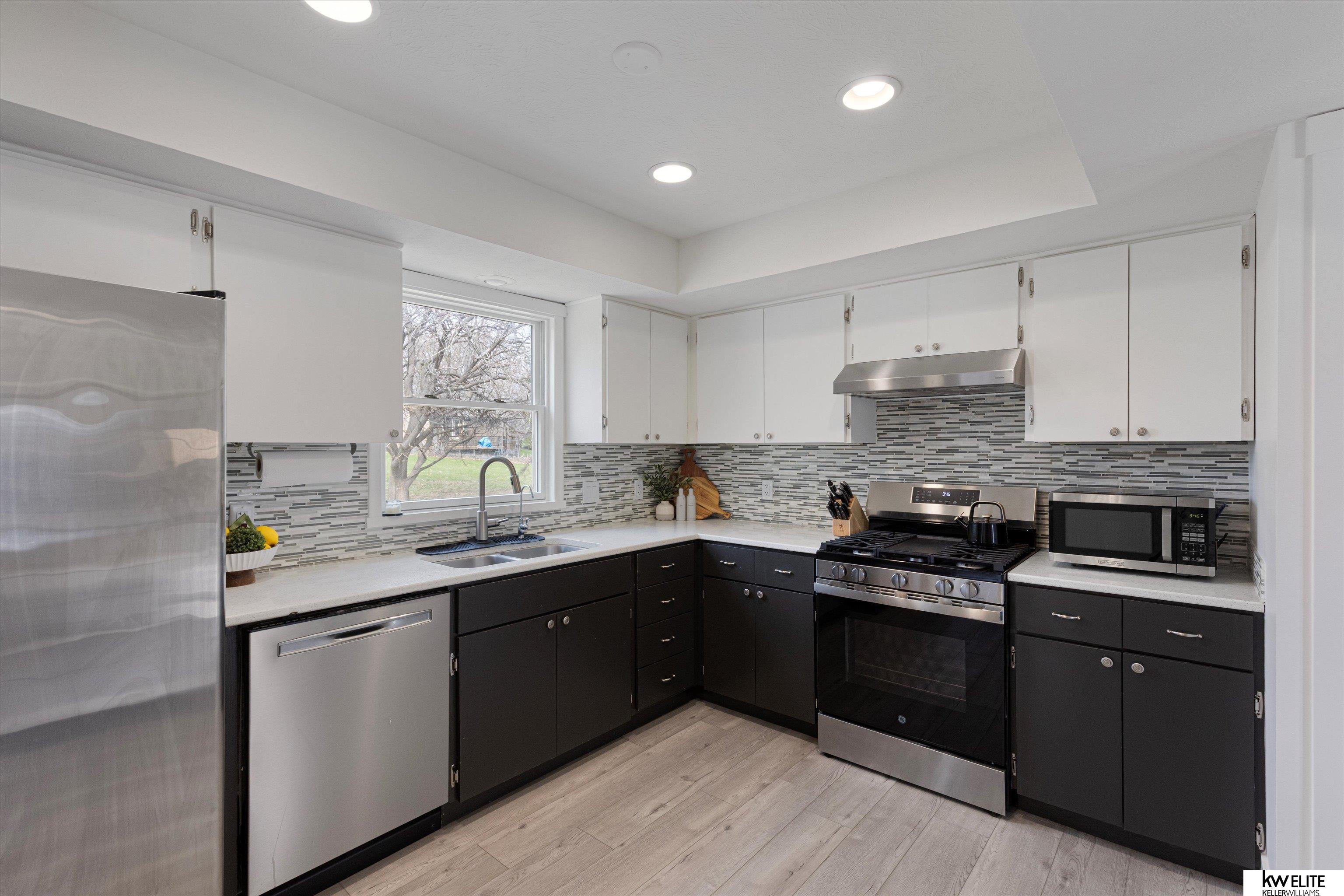 Omaha, Nebraska 68164, United States, 3 Bedrooms Bedrooms, ,3 BathroomsBathrooms,Residential,Pending,106971