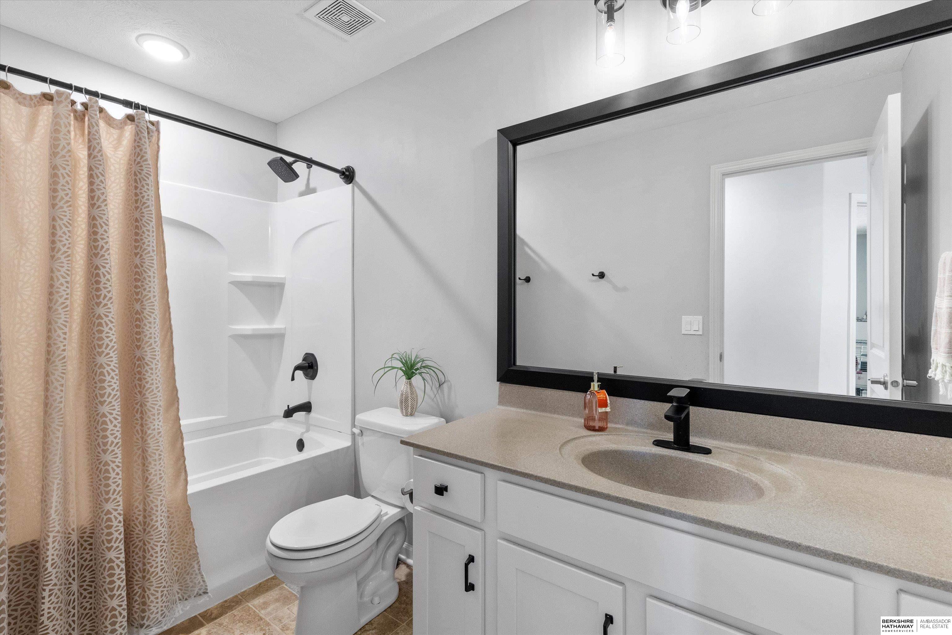 Omaha, Nebraska 68136, United States, 5 Bedrooms Bedrooms, ,3 BathroomsBathrooms,Residential,Pending,107950