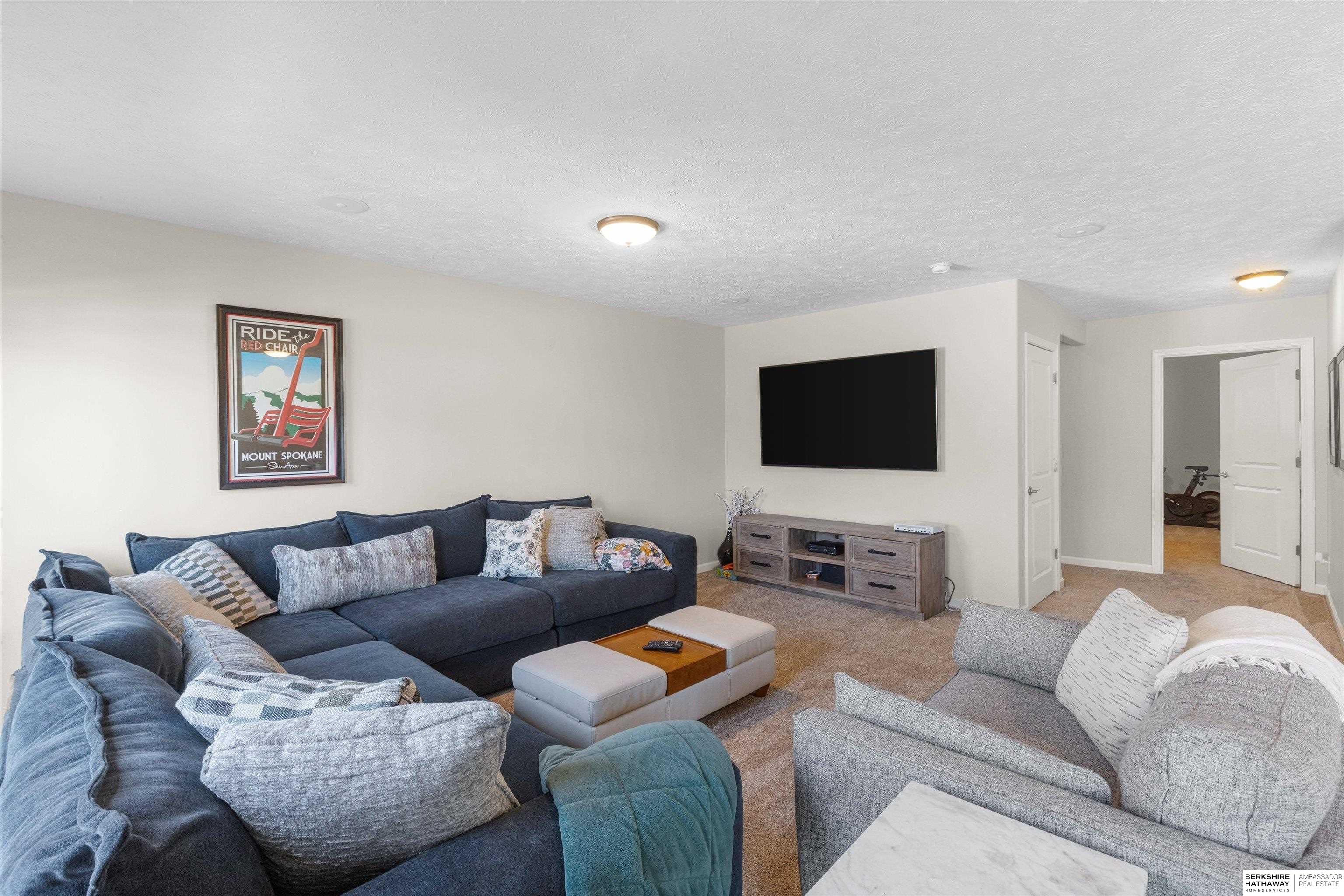 Omaha, Nebraska 68136, United States, 5 Bedrooms Bedrooms, ,3 BathroomsBathrooms,Residential,Pending,107950