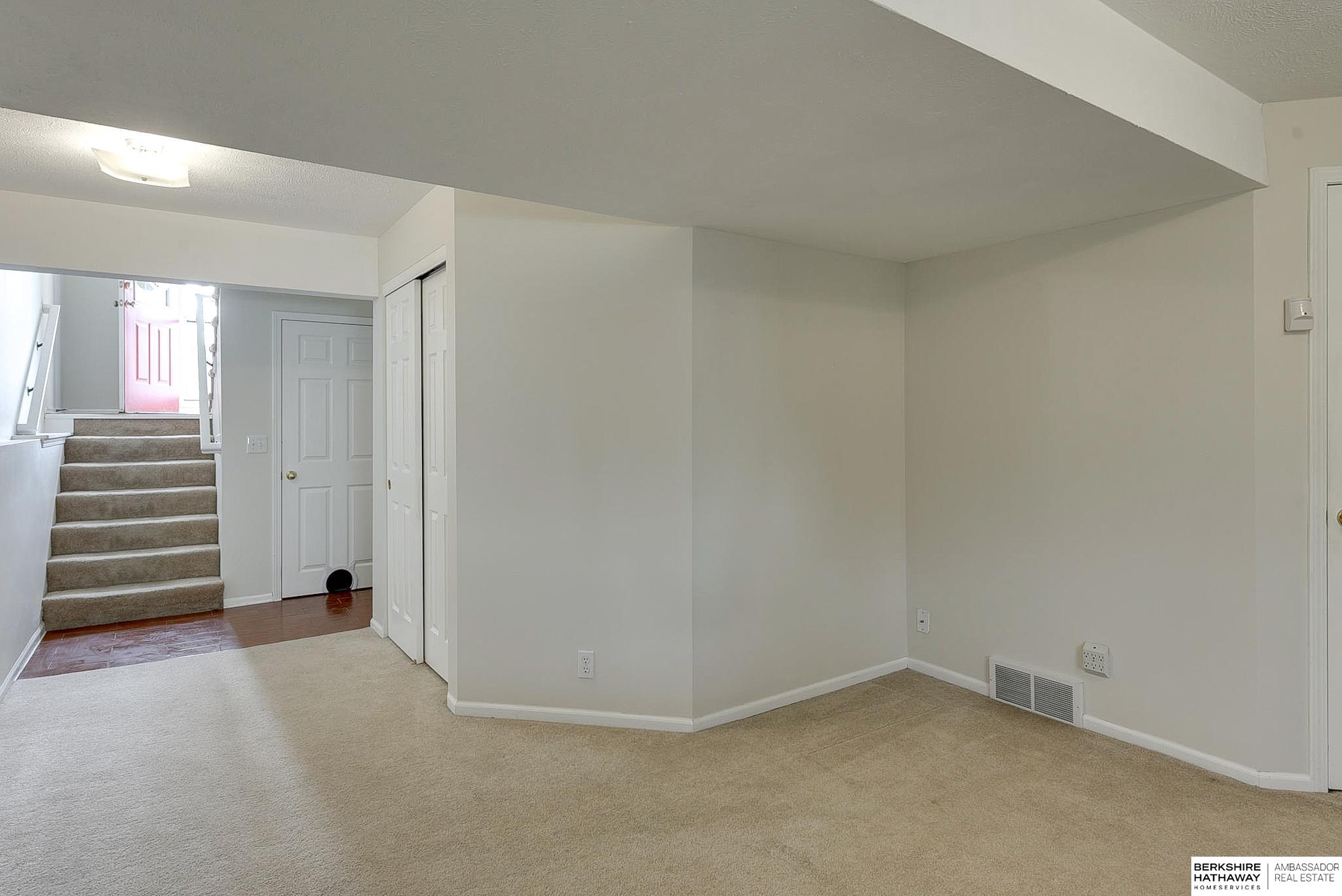 Omaha, Nebraska 68116, United States, 2 Bedrooms Bedrooms, ,2 BathroomsBathrooms,Residential,Pending,76934