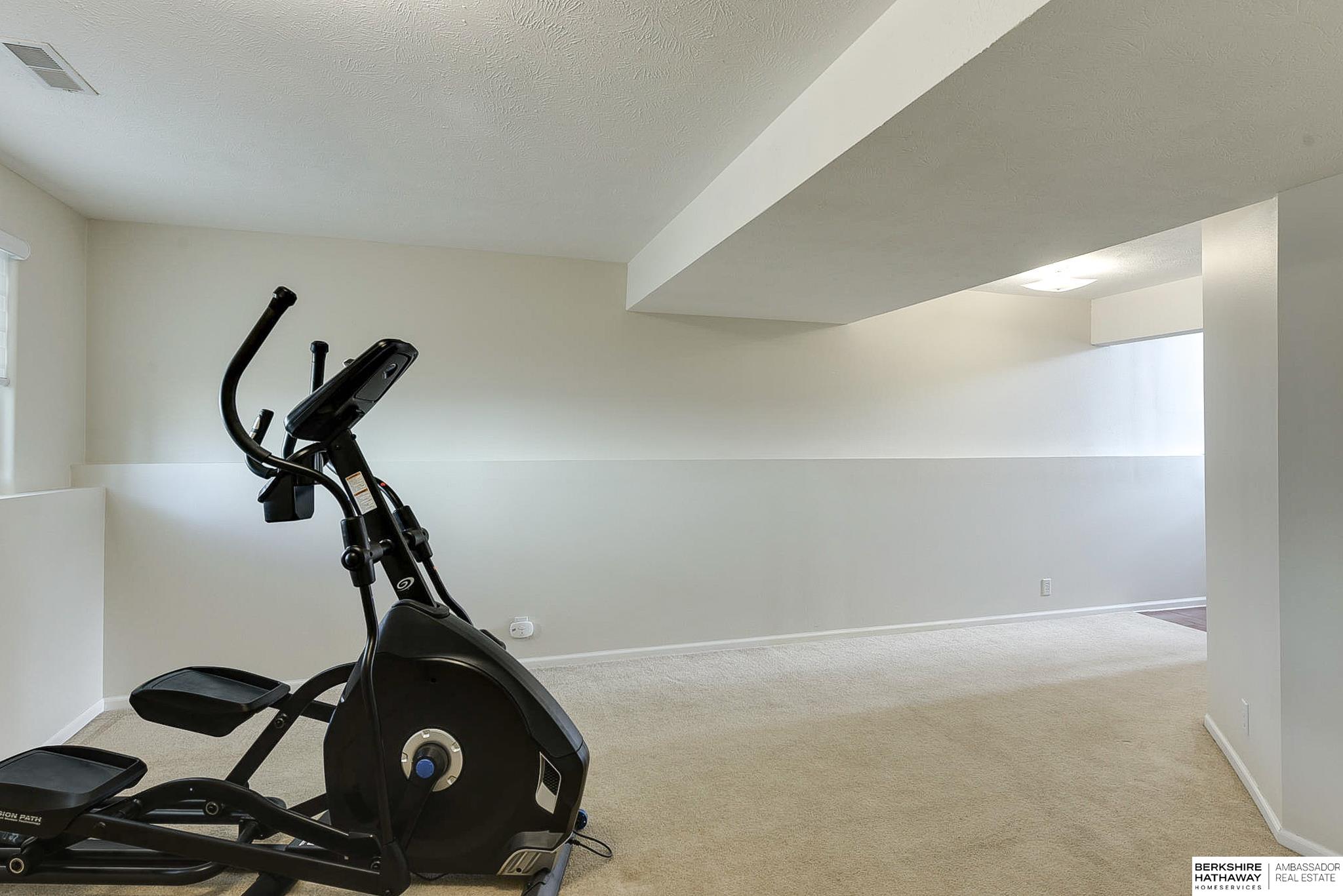 Omaha, Nebraska 68116, United States, 2 Bedrooms Bedrooms, ,2 BathroomsBathrooms,Residential,Pending,76934