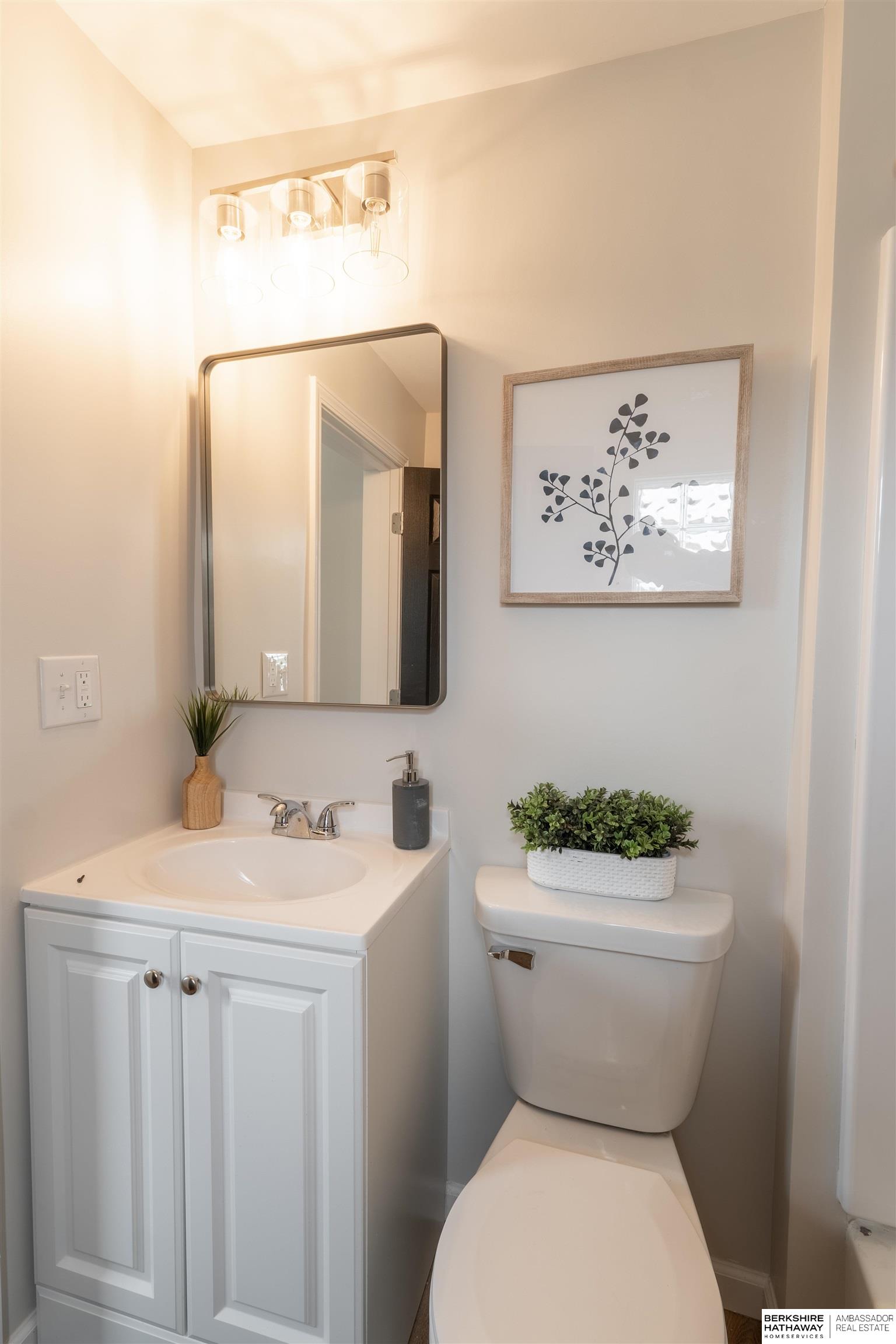 Omaha, Nebraska 68111, United States, 2 Bedrooms Bedrooms, ,1 BathroomBathrooms,Residential,Pending,115298