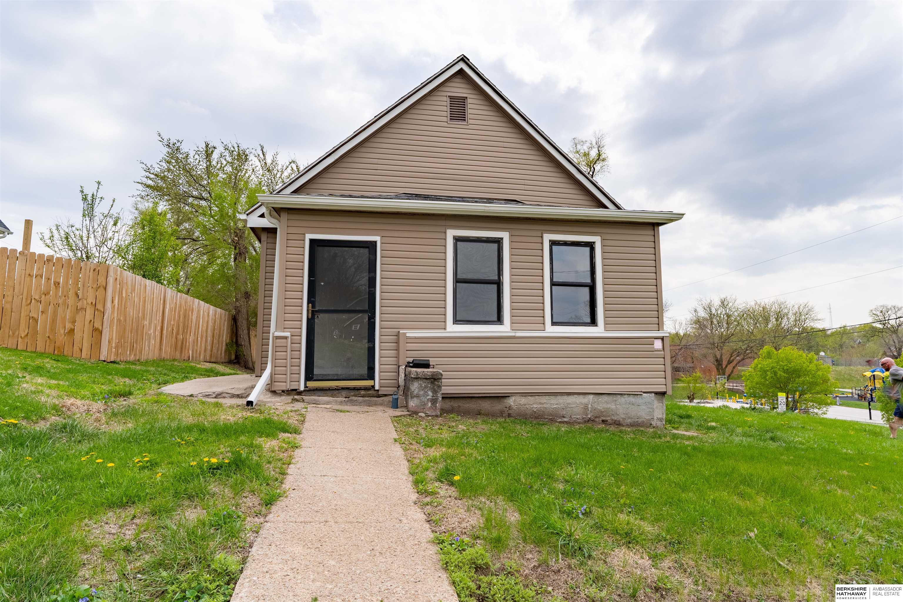 Omaha, Nebraska 68111, United States, 2 Bedrooms Bedrooms, ,1 BathroomBathrooms,Residential,Pending,115298