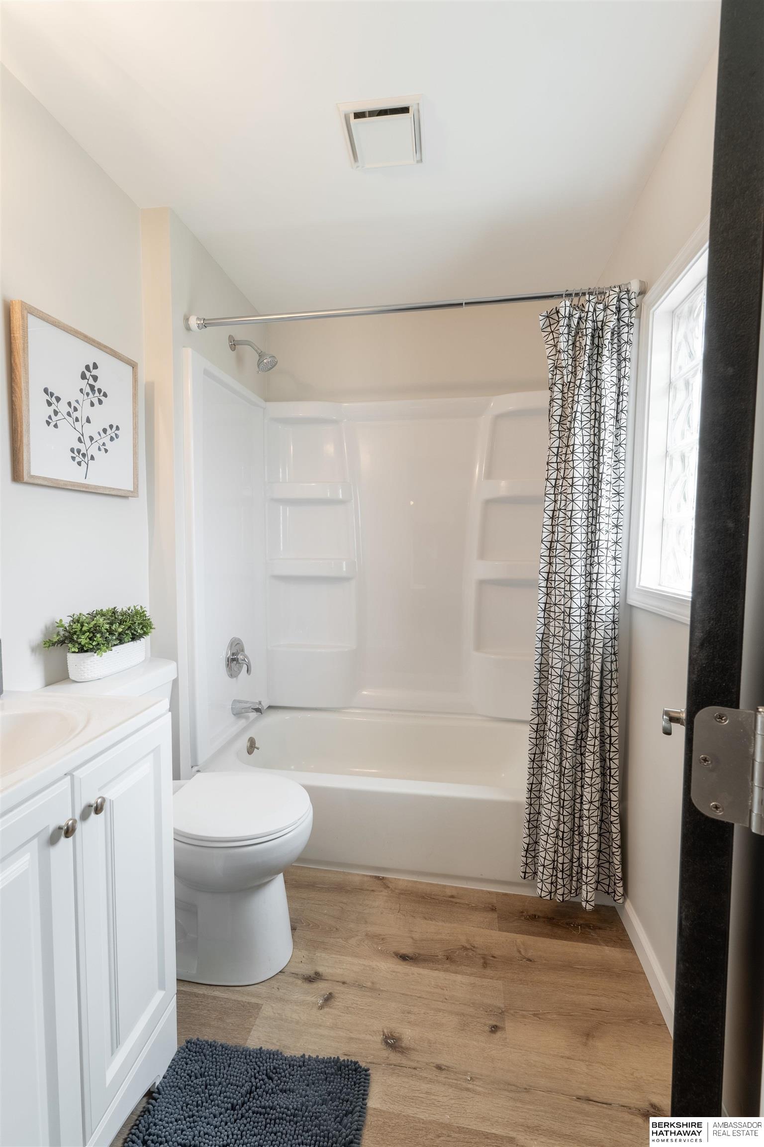 Omaha, Nebraska 68111, United States, 2 Bedrooms Bedrooms, ,1 BathroomBathrooms,Residential,Pending,115298