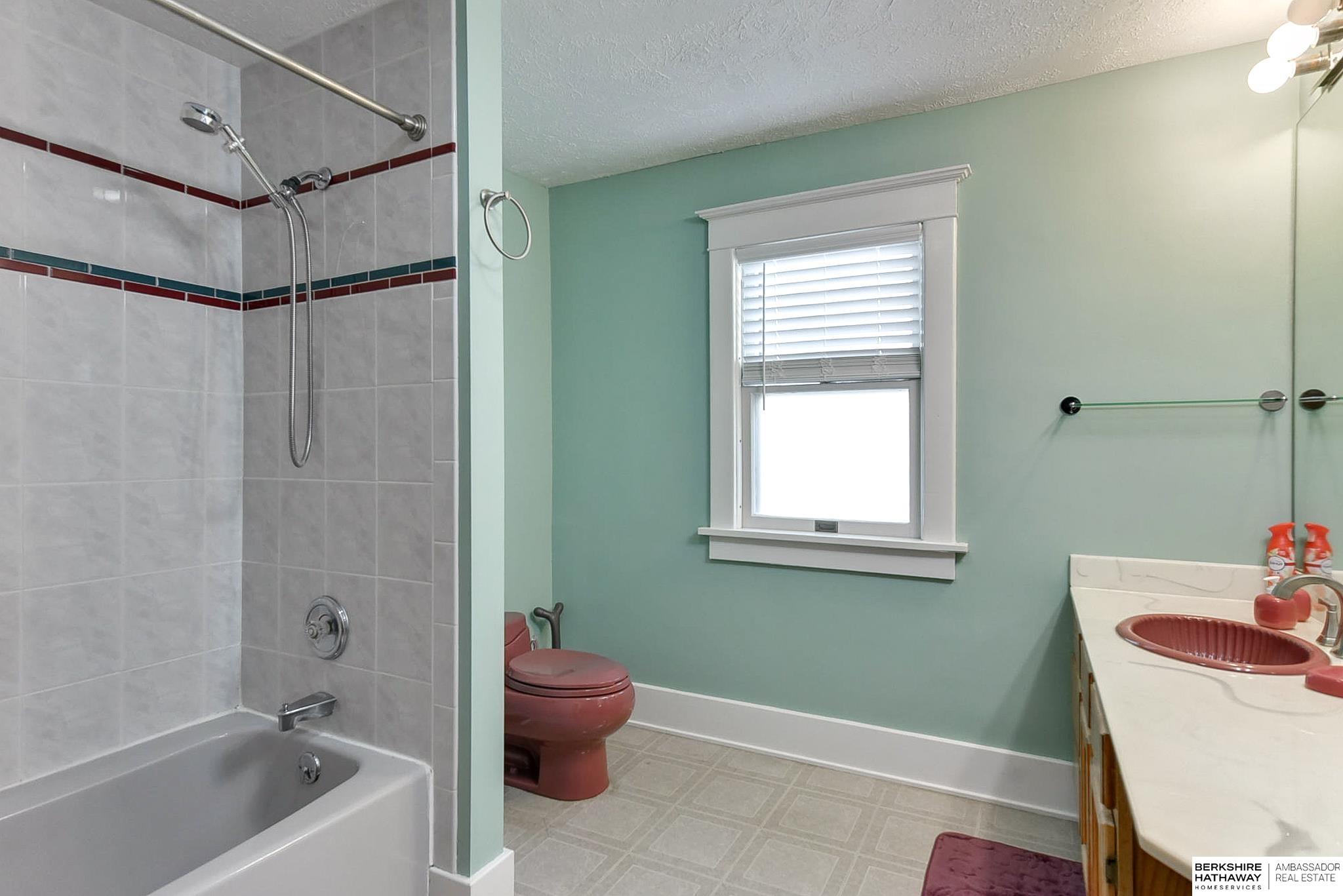 Omaha, Nebraska 68131, United States, 4 Bedrooms Bedrooms, ,4 BathroomsBathrooms,Residential,Pending,25496