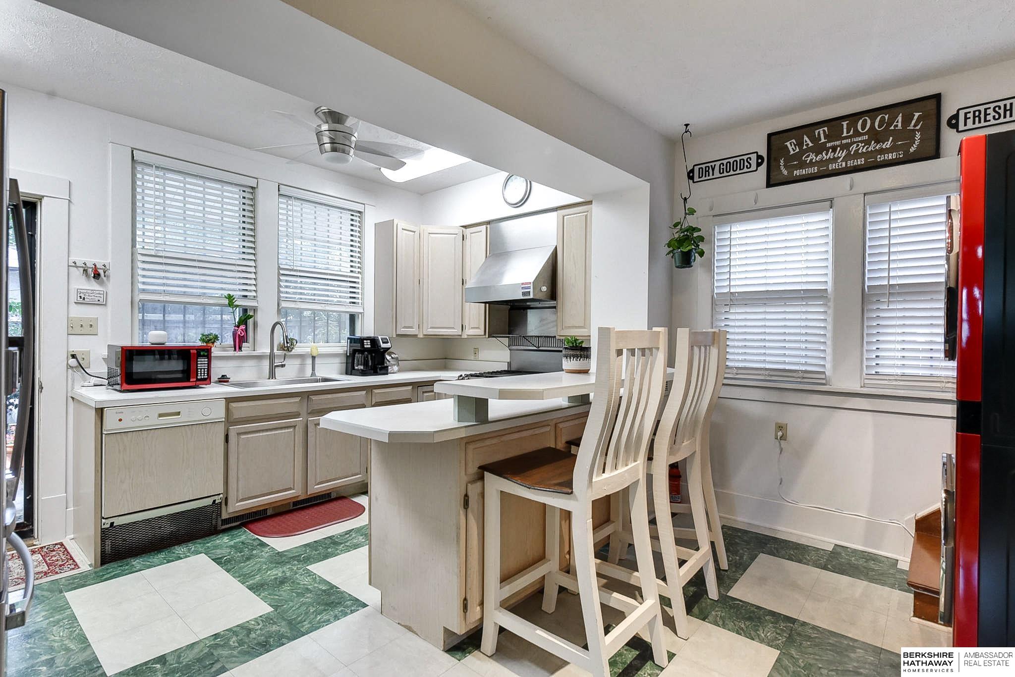 Omaha, Nebraska 68131, United States, 4 Bedrooms Bedrooms, ,4 BathroomsBathrooms,Residential,Pending,25496