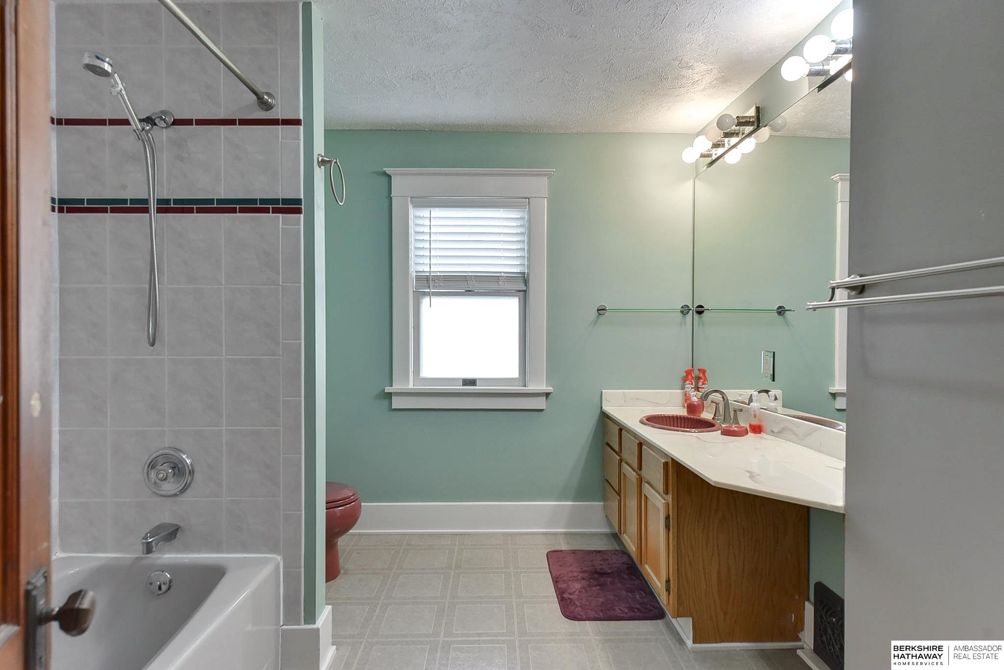 Omaha, Nebraska 68131, United States, 4 Bedrooms Bedrooms, ,4 BathroomsBathrooms,Residential,Pending,25496