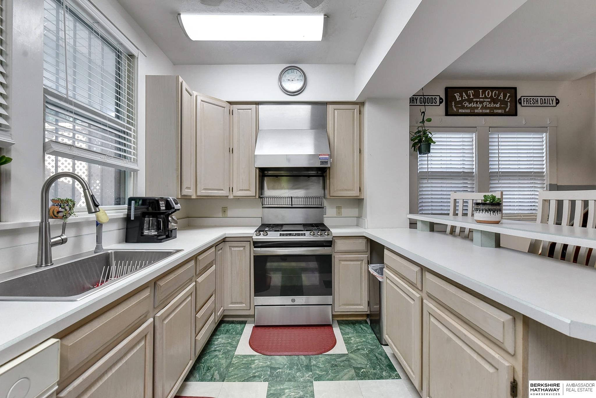 Omaha, Nebraska 68131, United States, 4 Bedrooms Bedrooms, ,4 BathroomsBathrooms,Residential,Pending,25496