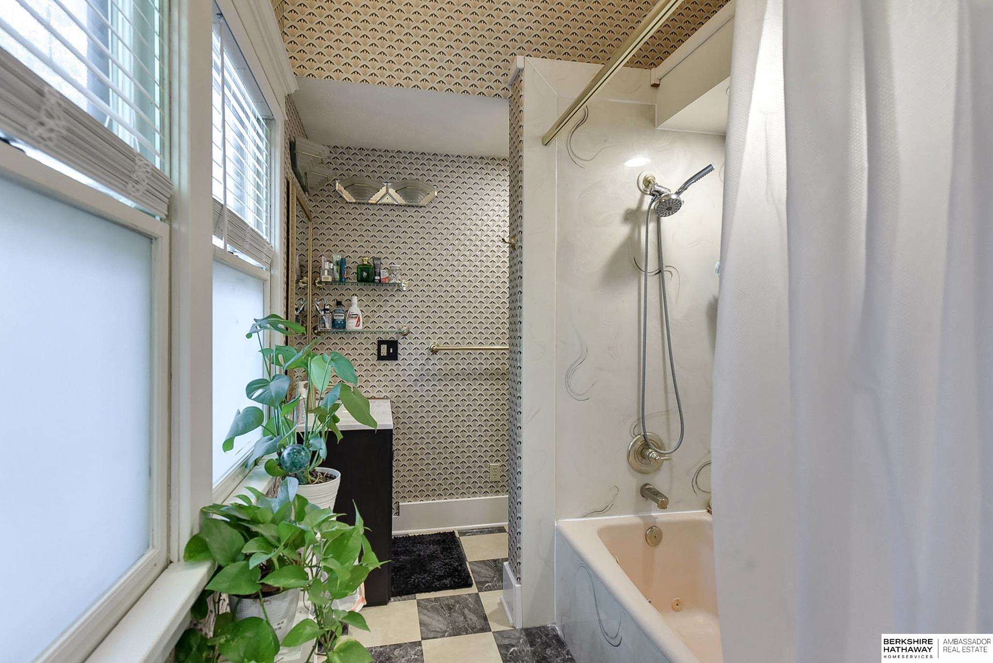 Omaha, Nebraska 68131, United States, 4 Bedrooms Bedrooms, ,4 BathroomsBathrooms,Residential,Pending,25496