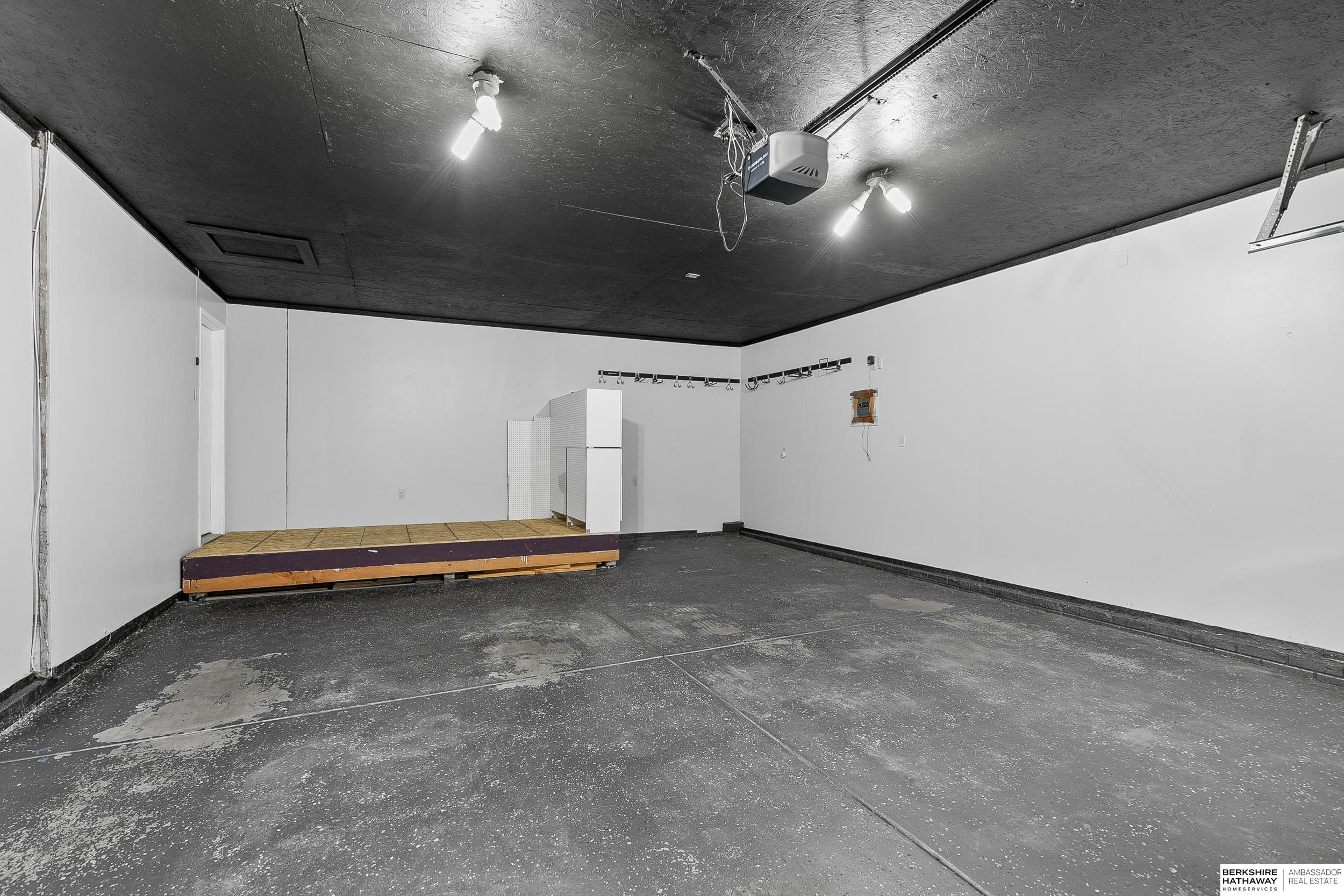 Lincoln, Nebraska 68506, United States, 3 Bedrooms Bedrooms, ,3 BathroomsBathrooms,Residential,Pending,44540