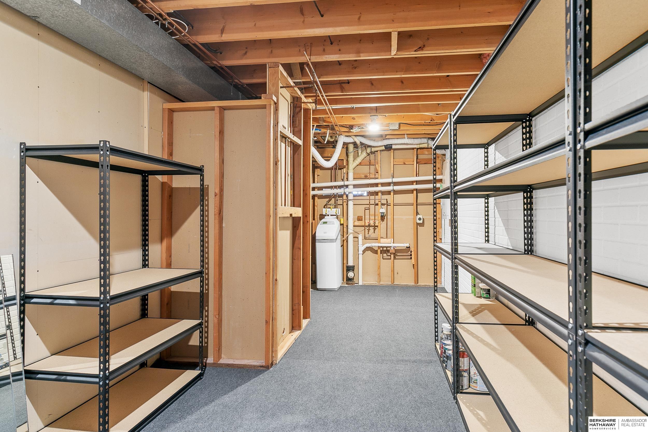 Lincoln, Nebraska 68506, United States, 3 Bedrooms Bedrooms, ,3 BathroomsBathrooms,Residential,Pending,44540