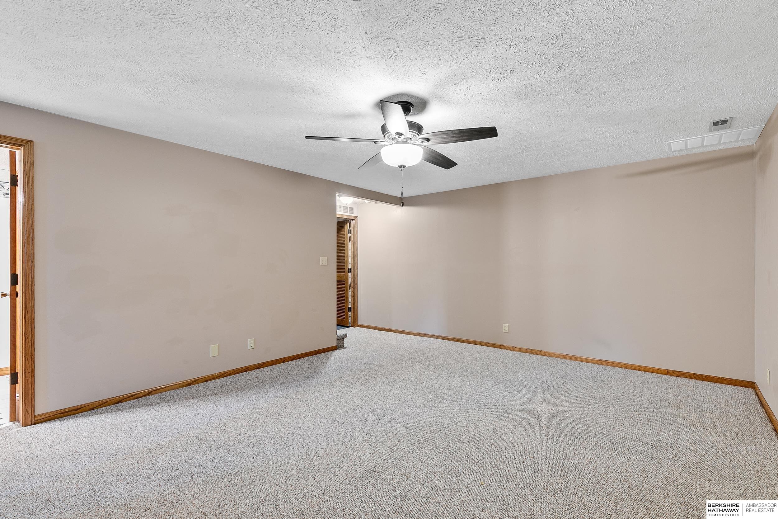 Lincoln, Nebraska 68506, United States, 3 Bedrooms Bedrooms, ,3 BathroomsBathrooms,Residential,Pending,44540