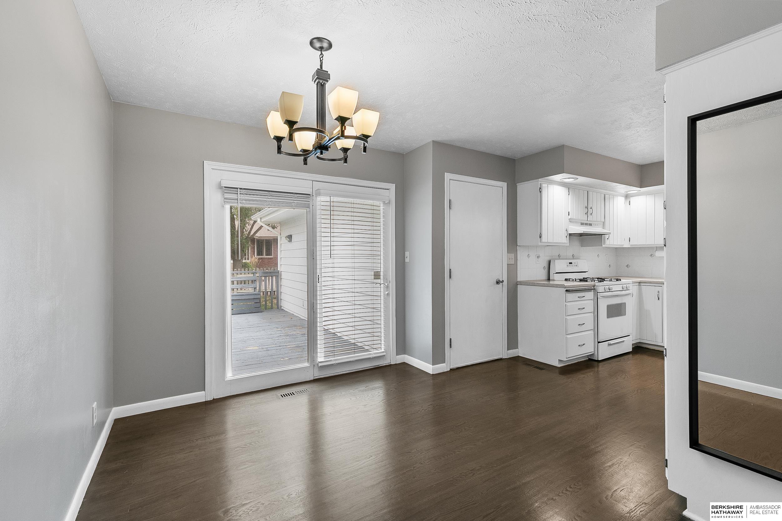 Lincoln, Nebraska 68506, United States, 3 Bedrooms Bedrooms, ,3 BathroomsBathrooms,Residential,Pending,44540