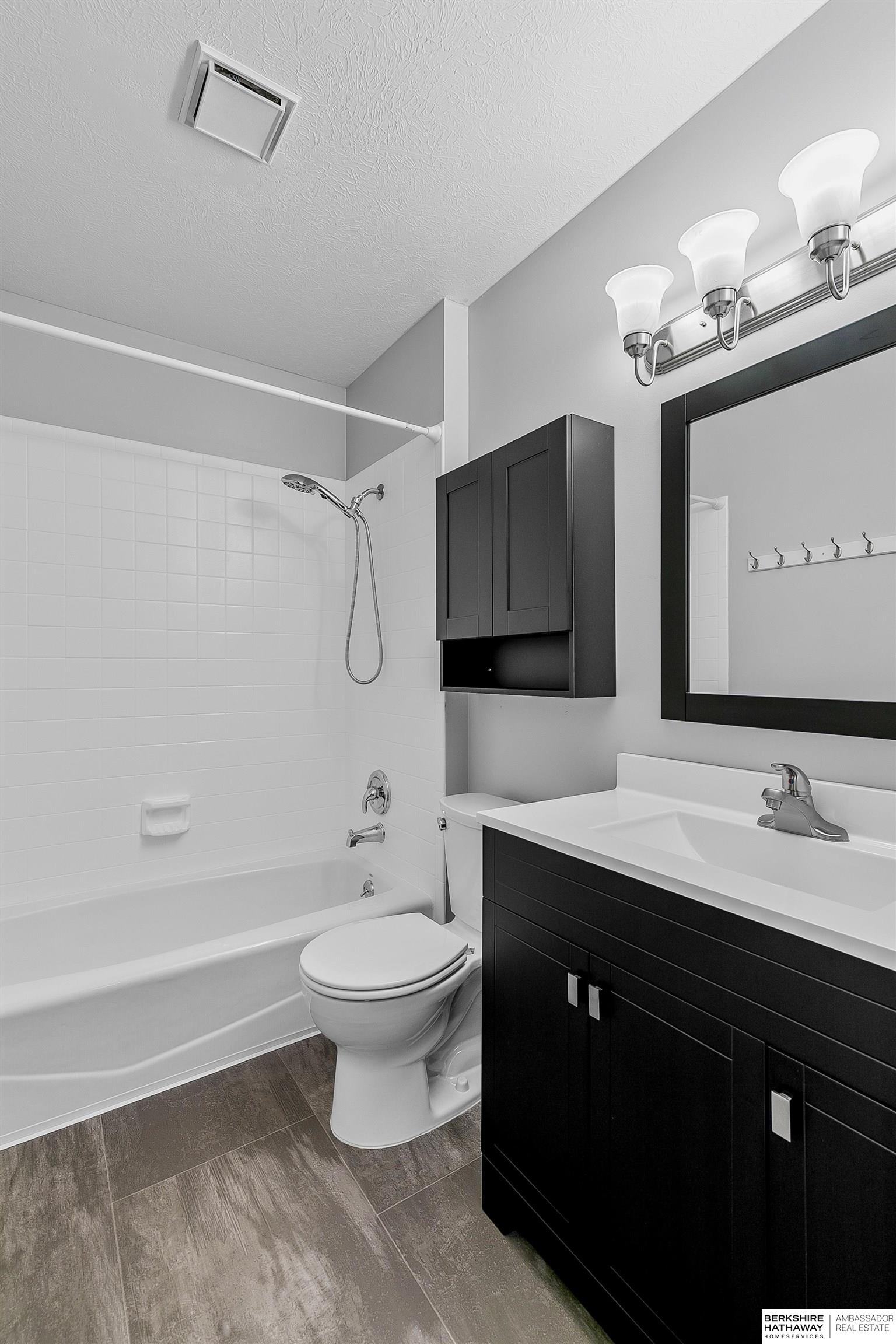 Lincoln, Nebraska 68506, United States, 3 Bedrooms Bedrooms, ,3 BathroomsBathrooms,Residential,Pending,44540