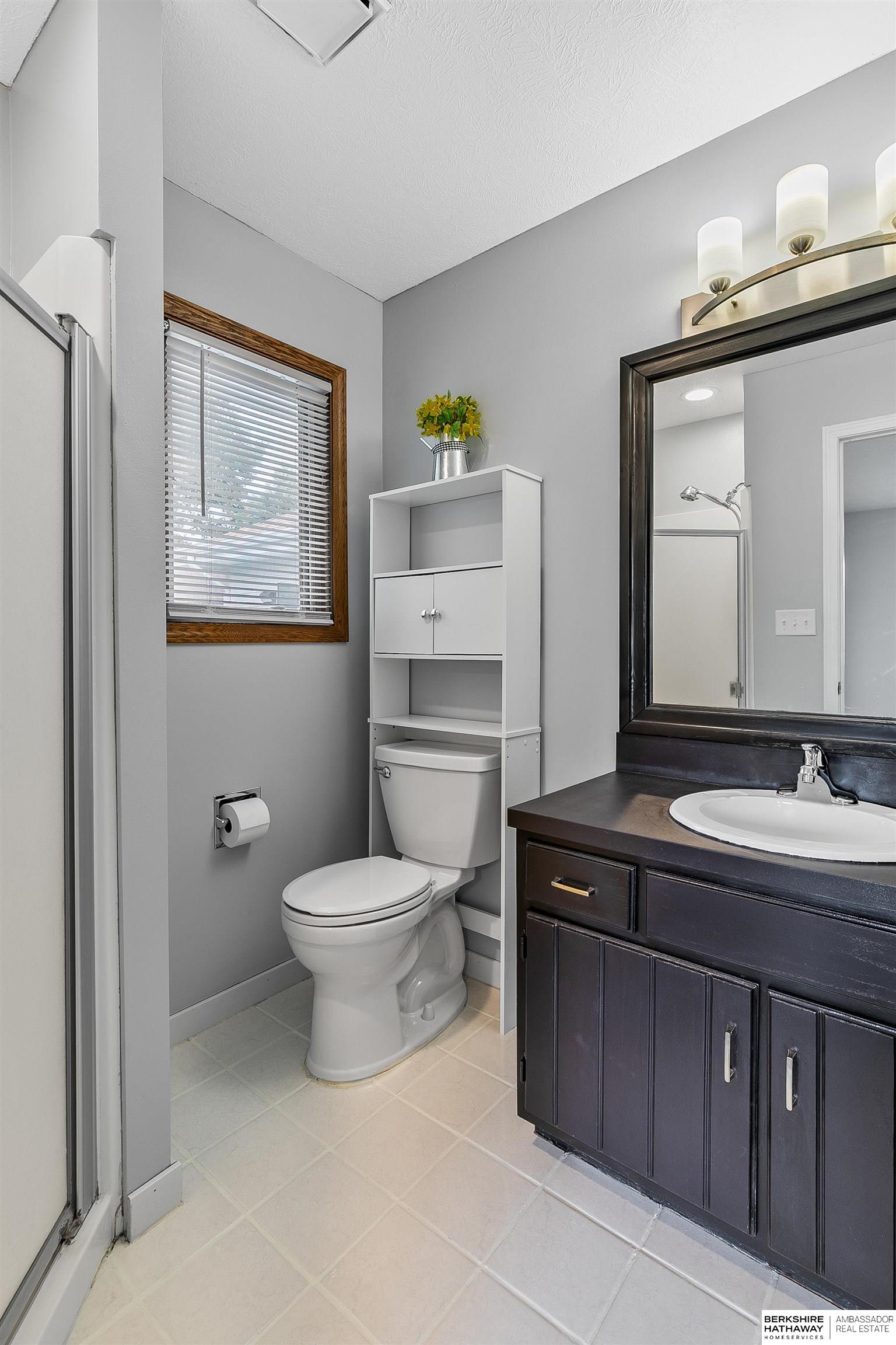 Lincoln, Nebraska 68506, United States, 3 Bedrooms Bedrooms, ,3 BathroomsBathrooms,Residential,Pending,44540