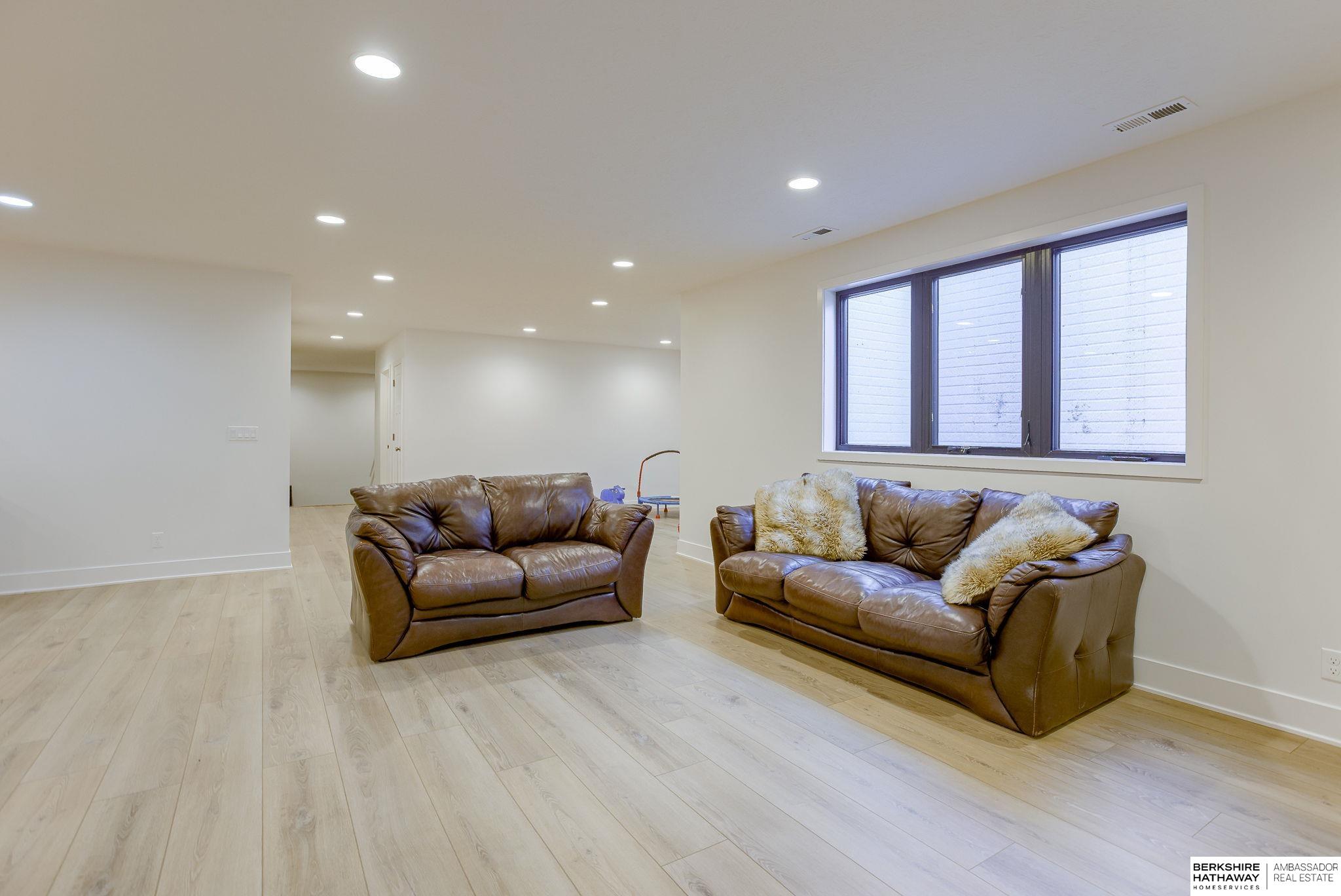 Elkhorn, Nebraska 68022, United States, 5 Bedrooms Bedrooms, ,5 BathroomsBathrooms,Residential,Active,86801