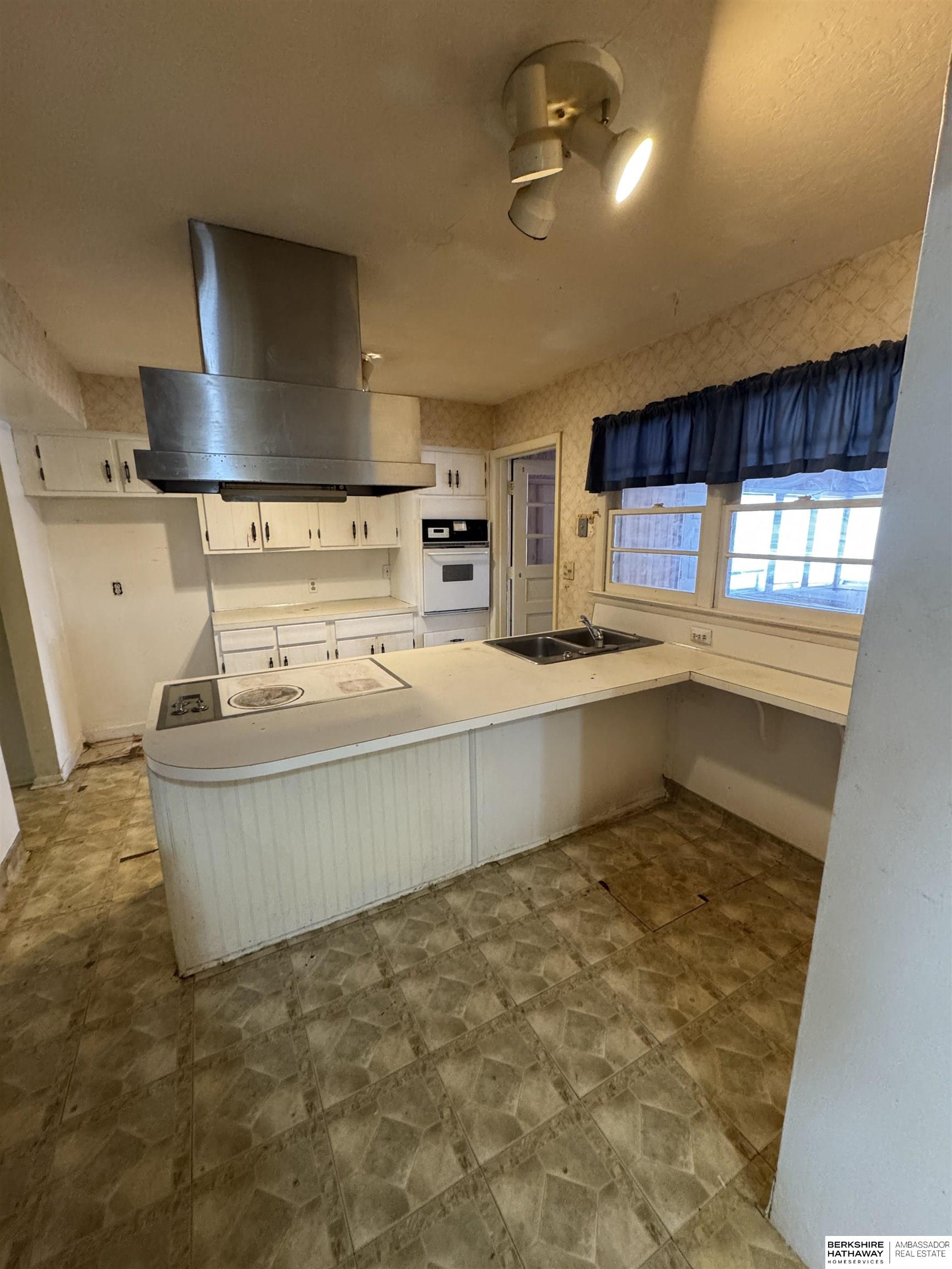 Omaha, Nebraska 68124, United States, 3 Bedrooms Bedrooms, ,2 BathroomsBathrooms,Residential,Pending,4506