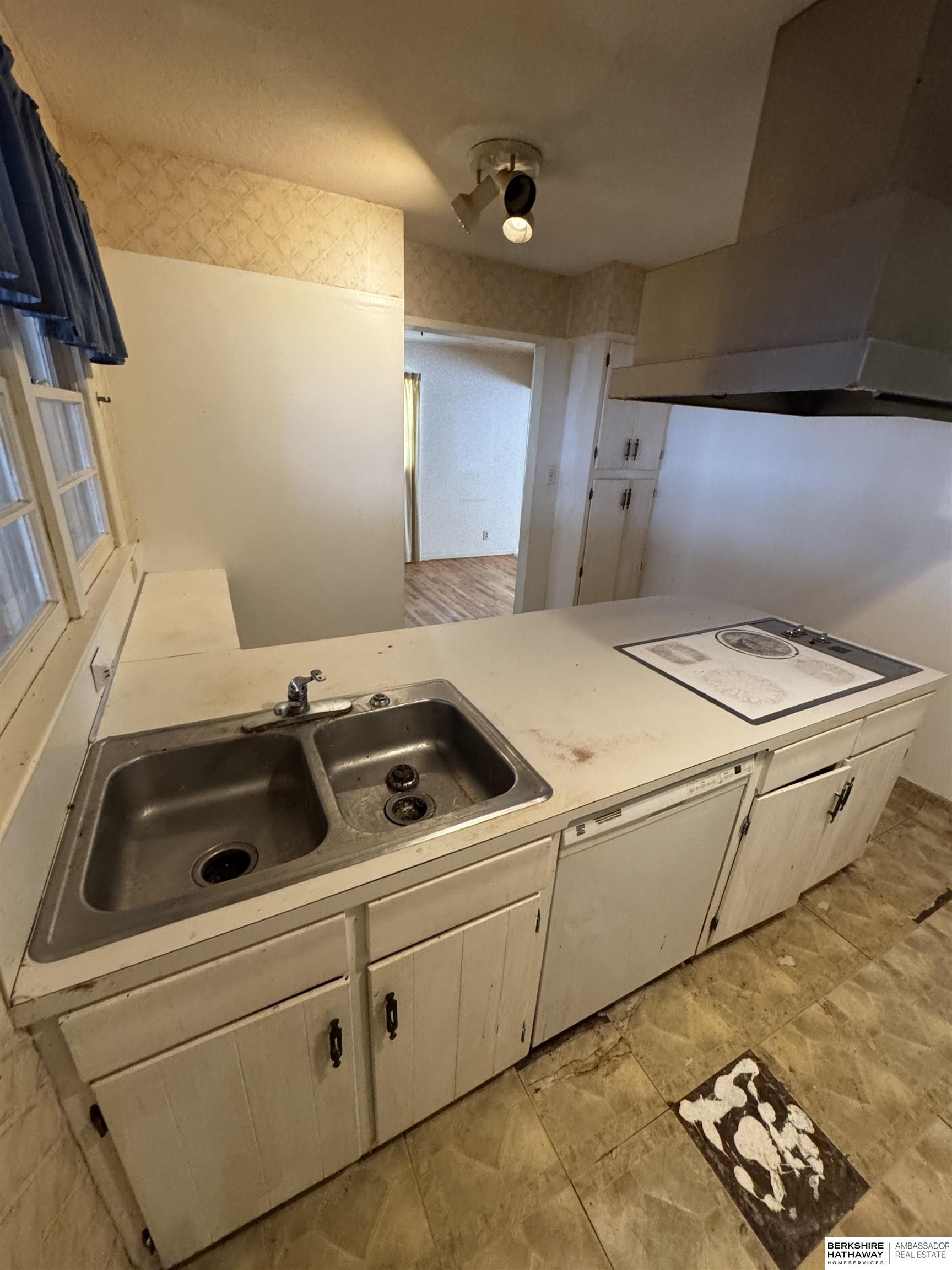 Omaha, Nebraska 68124, United States, 3 Bedrooms Bedrooms, ,2 BathroomsBathrooms,Residential,Pending,4506