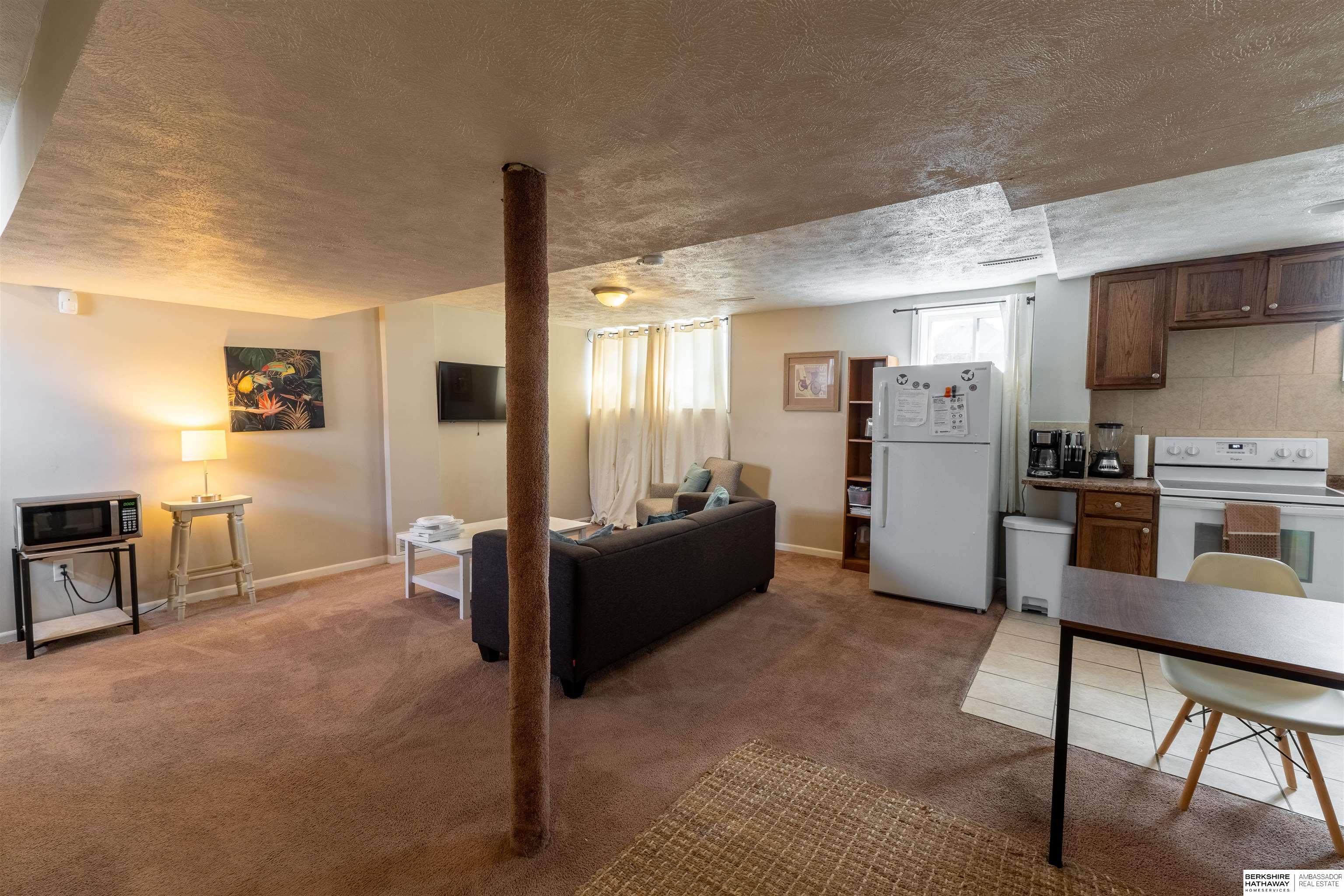 Omaha, Nebraska 68131, United States, 7 Bedrooms Bedrooms, ,4 BathroomsBathrooms,Residential,Active,96679